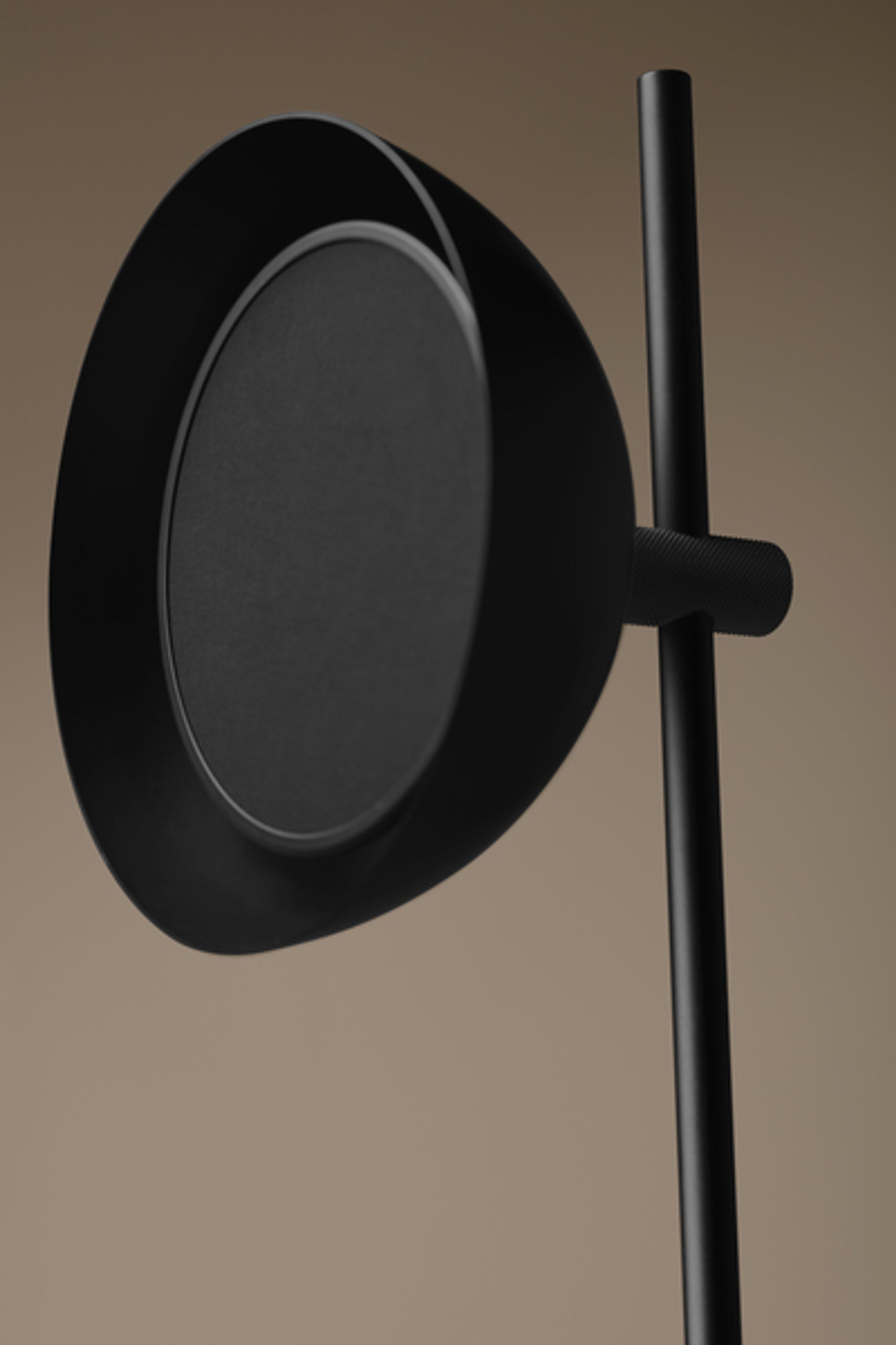 Handvärk - Gulvlampe - Studio Floor Lamp af Laura Bilde - Sort Fod - Sort Skærm