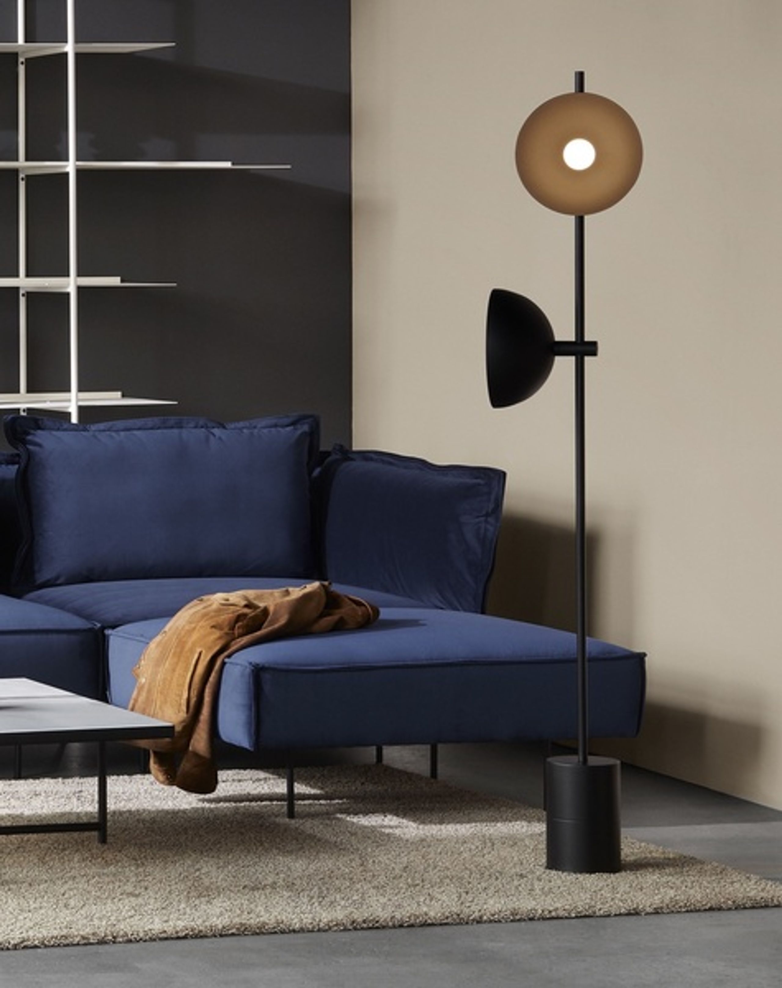 Handvärk - Gulvlampe - Studio Floor Lamp af Laura Bilde - Sort Fod - Sort Skærm