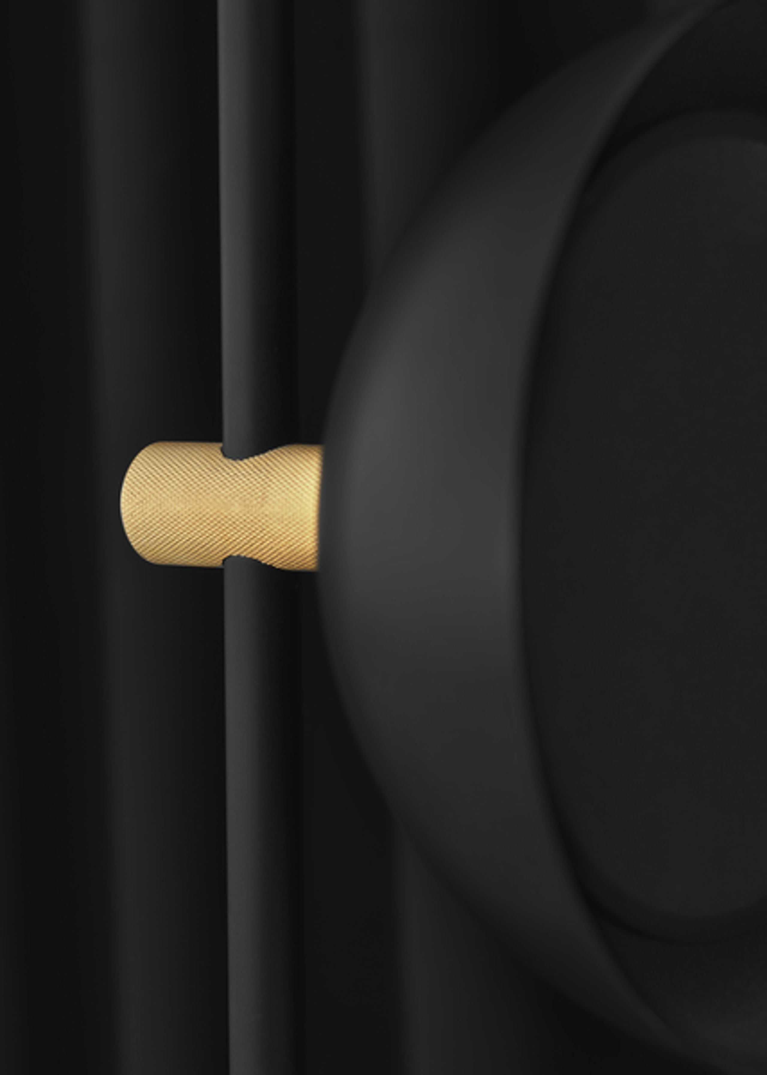 Handvärk - Stehlampe - Studio Floor Lamp by Laura Bilde - Black / Brass Base - Black Shade