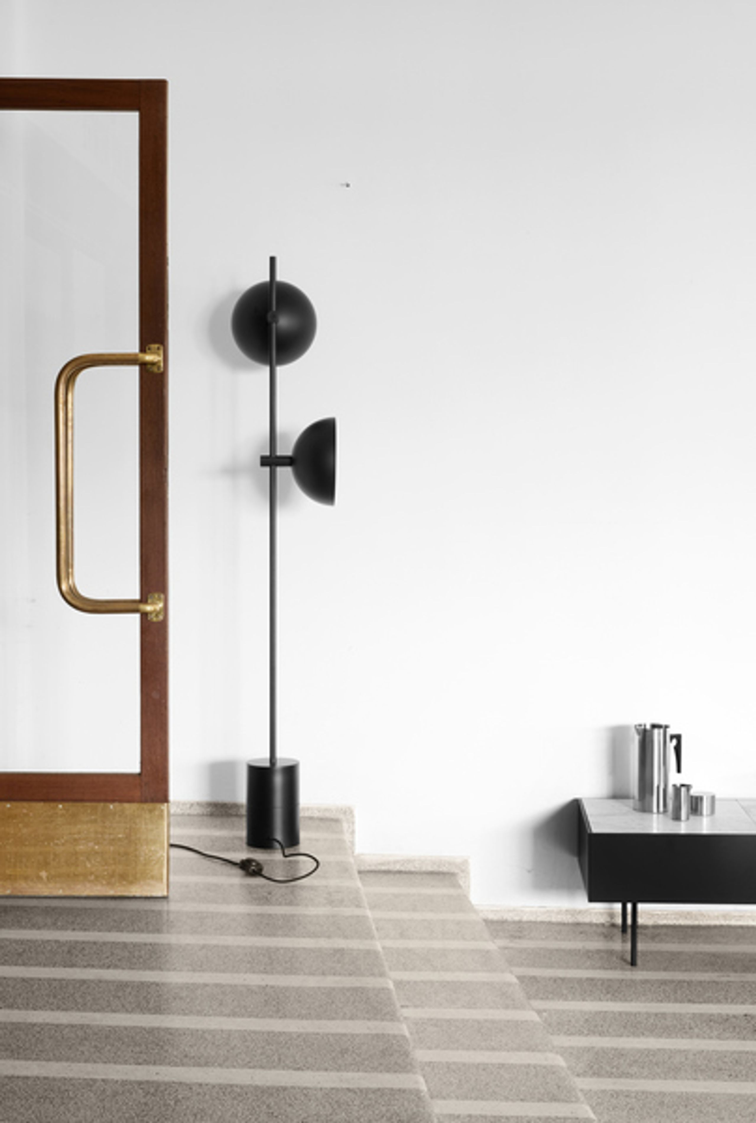 Handvärk - Stehlampe - Studio Floor Lamp by Laura Bilde - Black / Brass Base - Black Shade