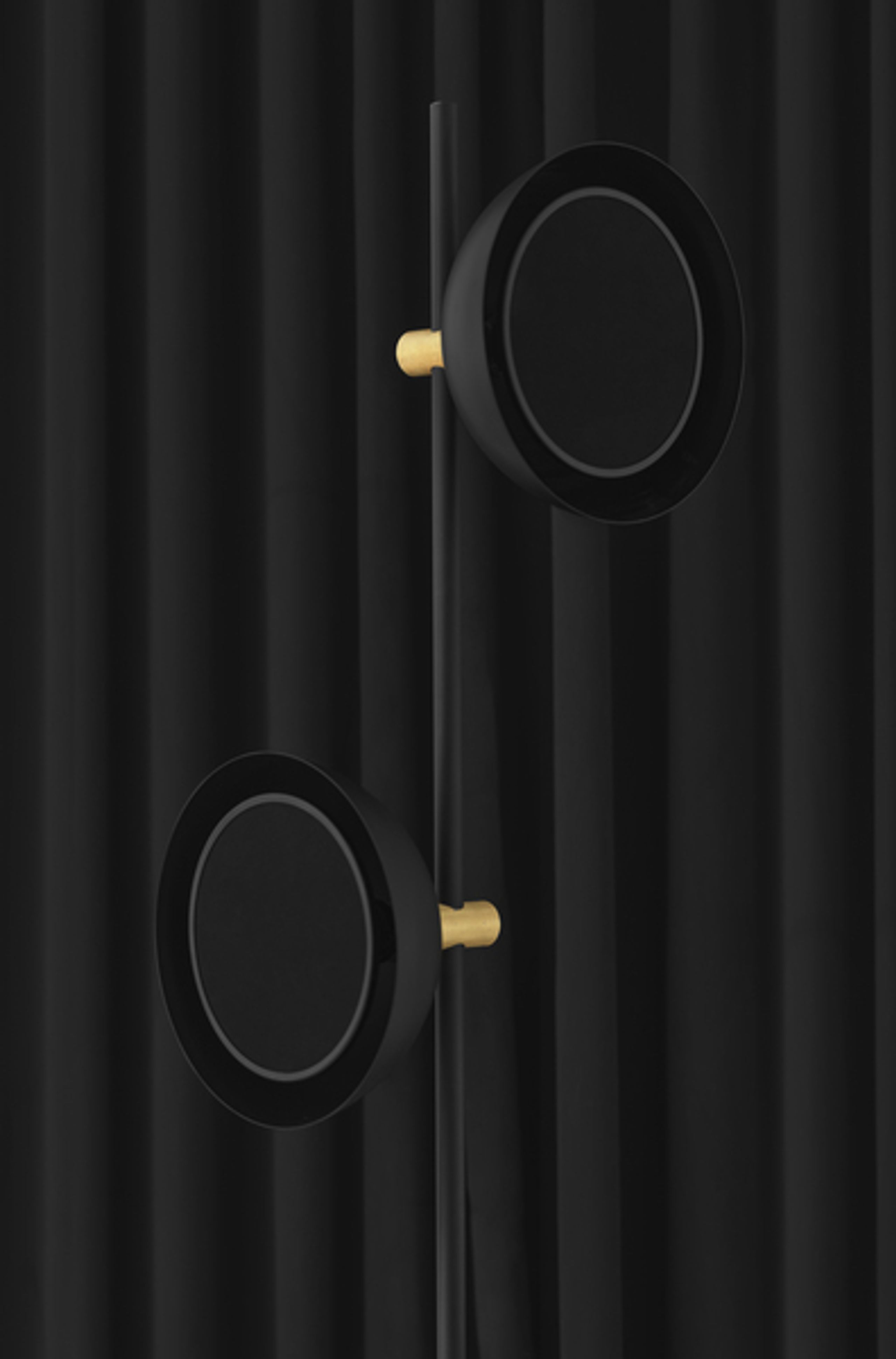Handvärk - Stehlampe - Studio Floor Lamp by Laura Bilde - Black / Brass Base - Black Shade