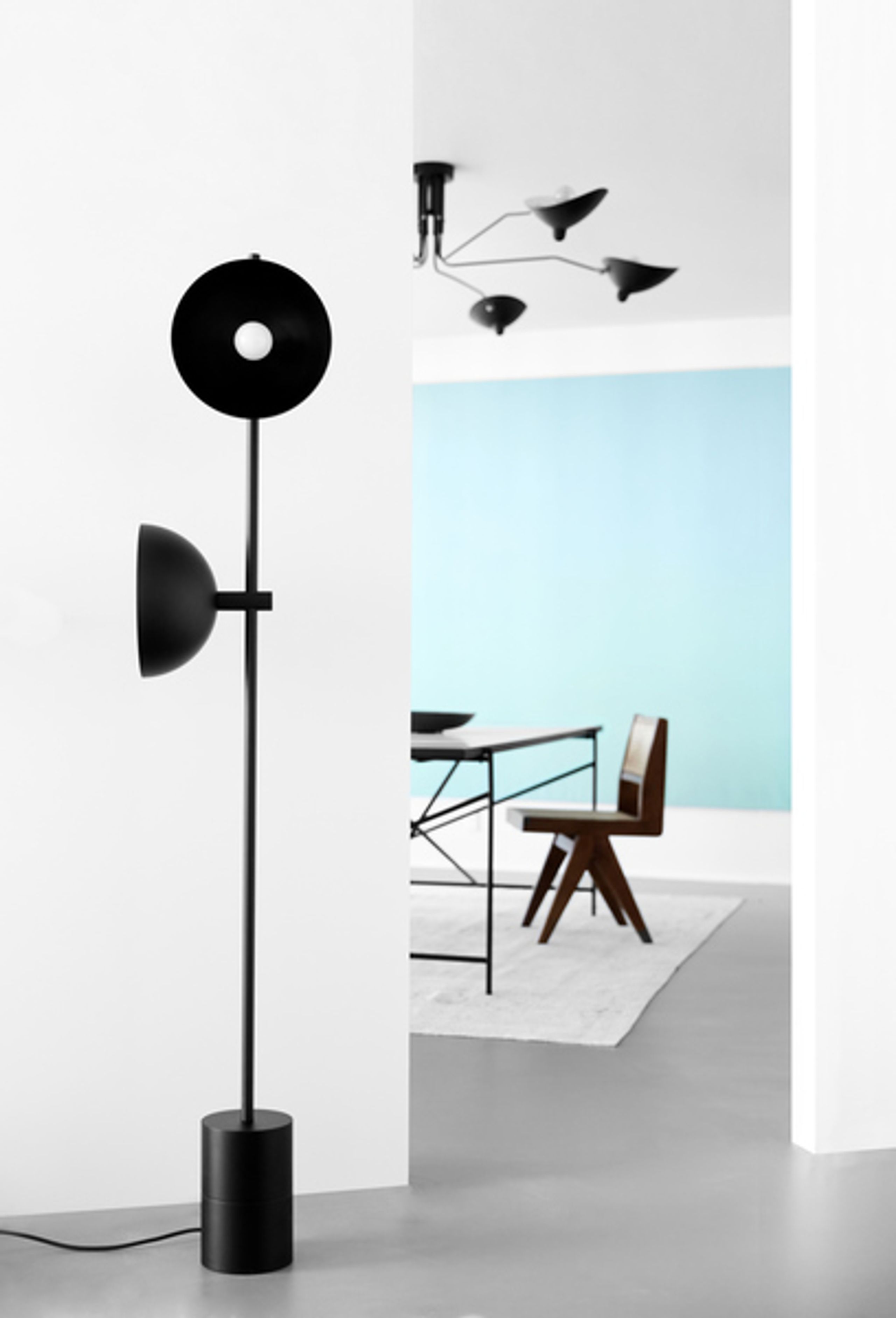 Handvärk - Stehlampe - Studio Floor Lamp by Laura Bilde - Black / Brass Base - Black Shade