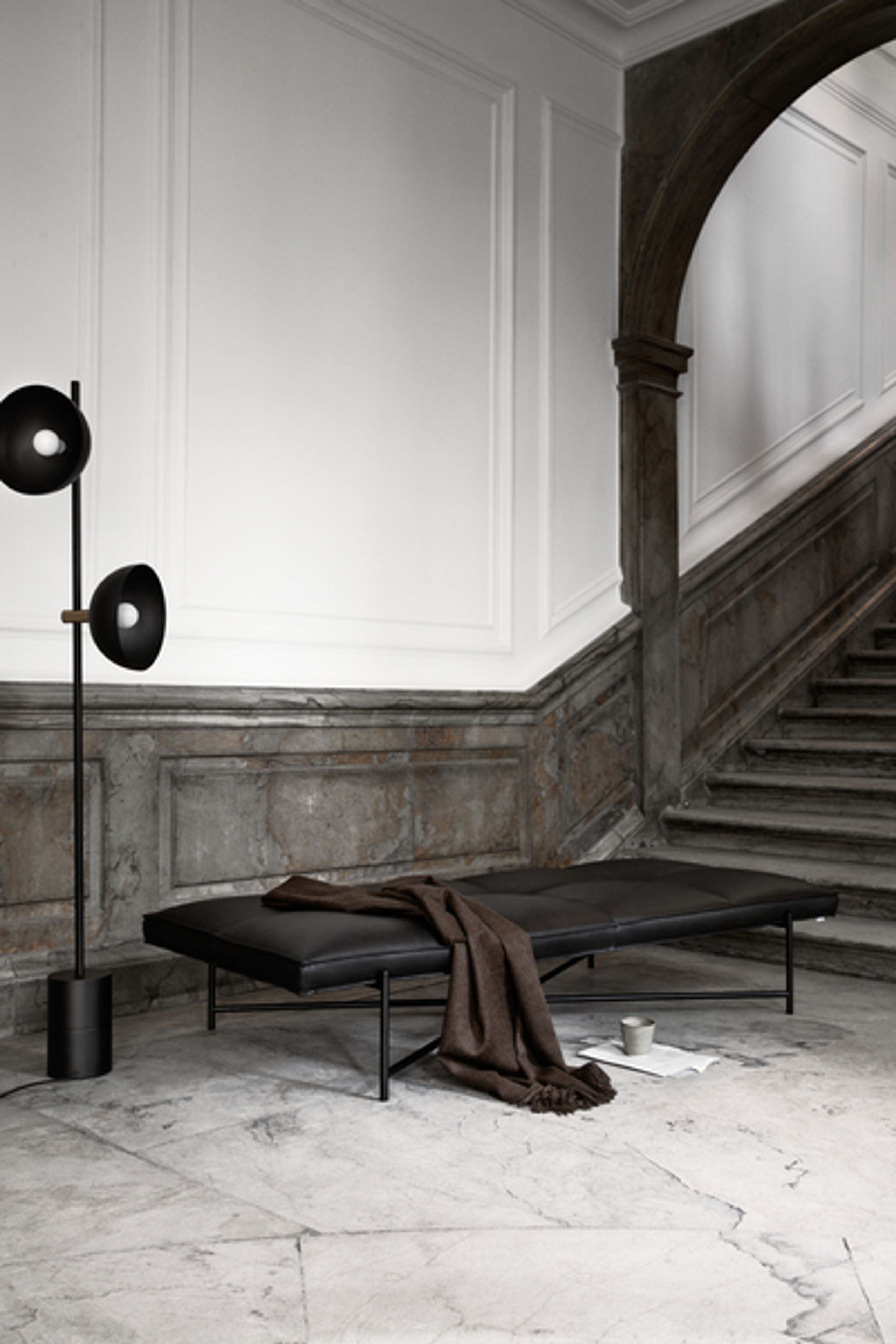 Handvärk - Stehlampe - Studio Floor Lamp by Laura Bilde - Black / Brass Base - Black Shade
