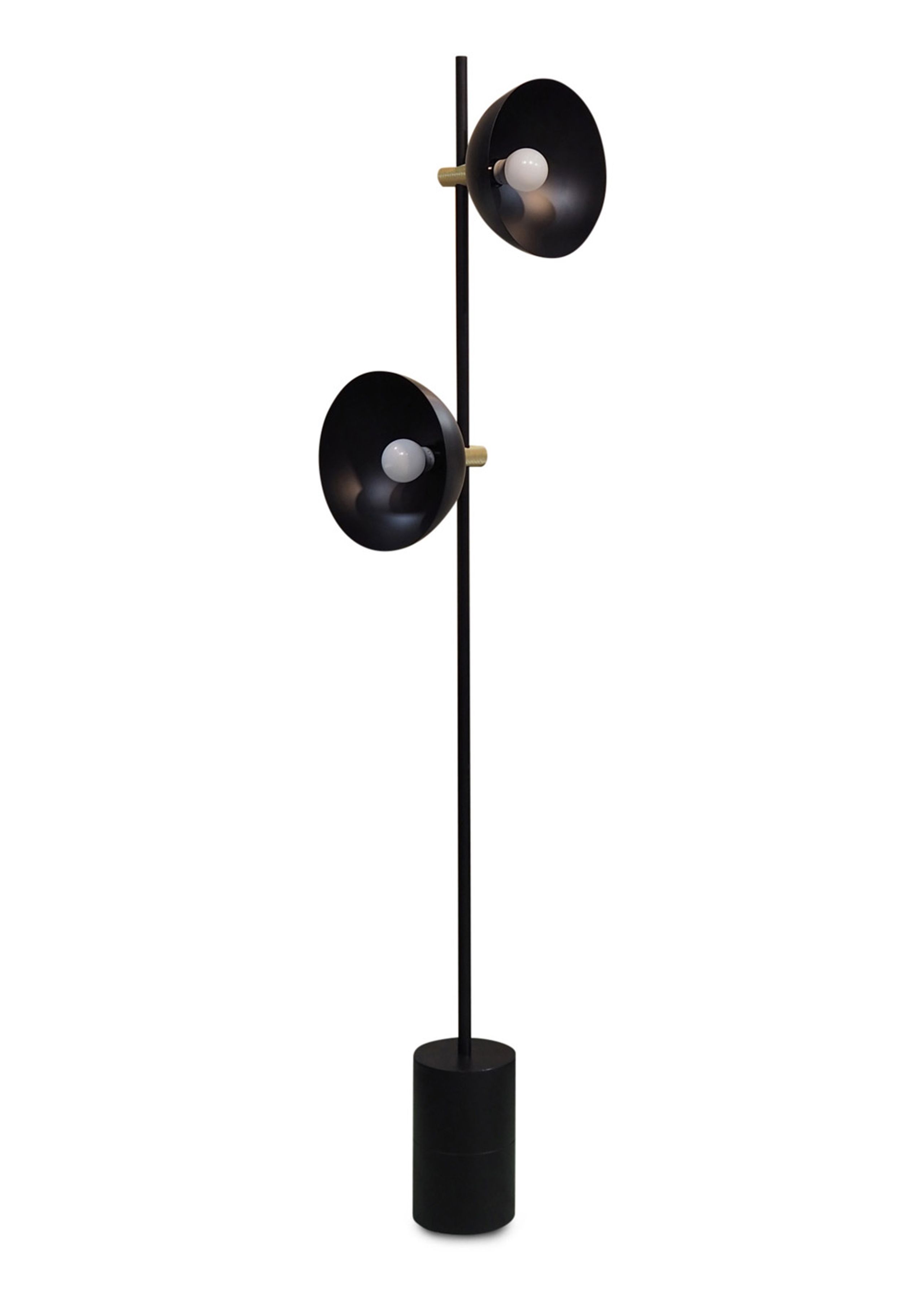 Handvärk - Stehlampe - Studio Floor Lamp by Laura Bilde - Black / Brass Base - Black Shade