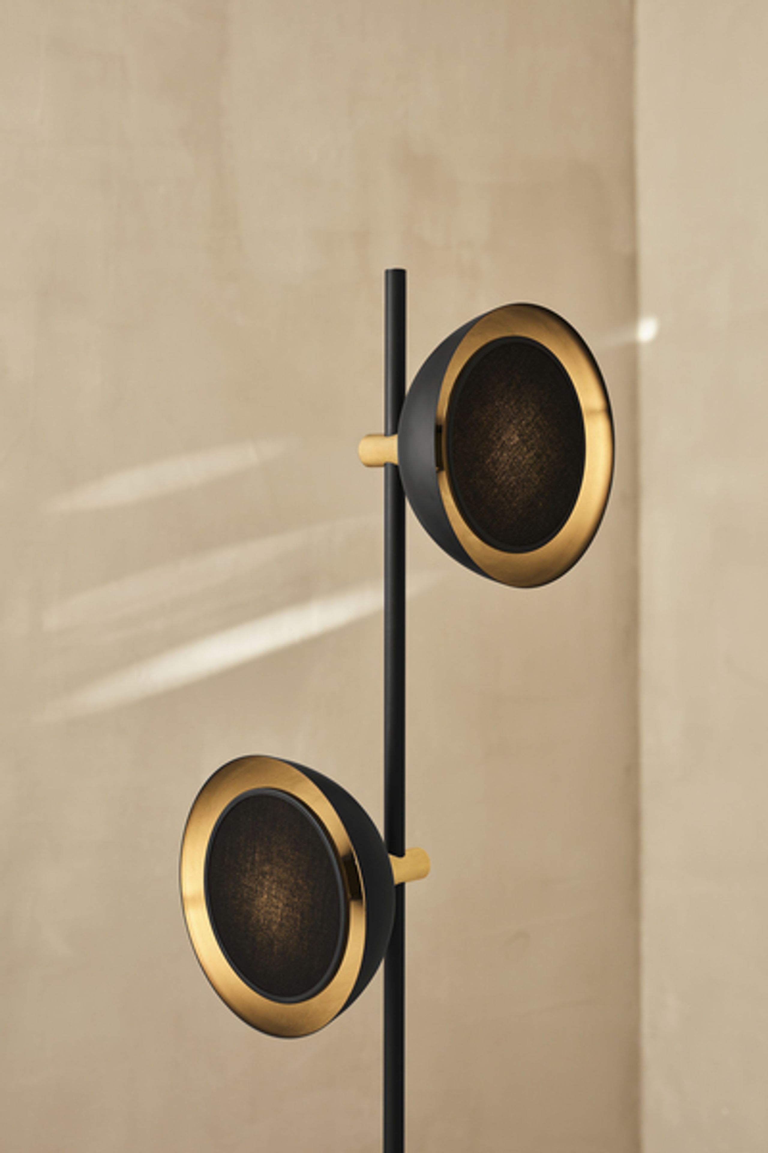Handvärk - Stehlampe - Studio Floor Lamp by Laura Bilde - Black / Brass Base - Black Shade