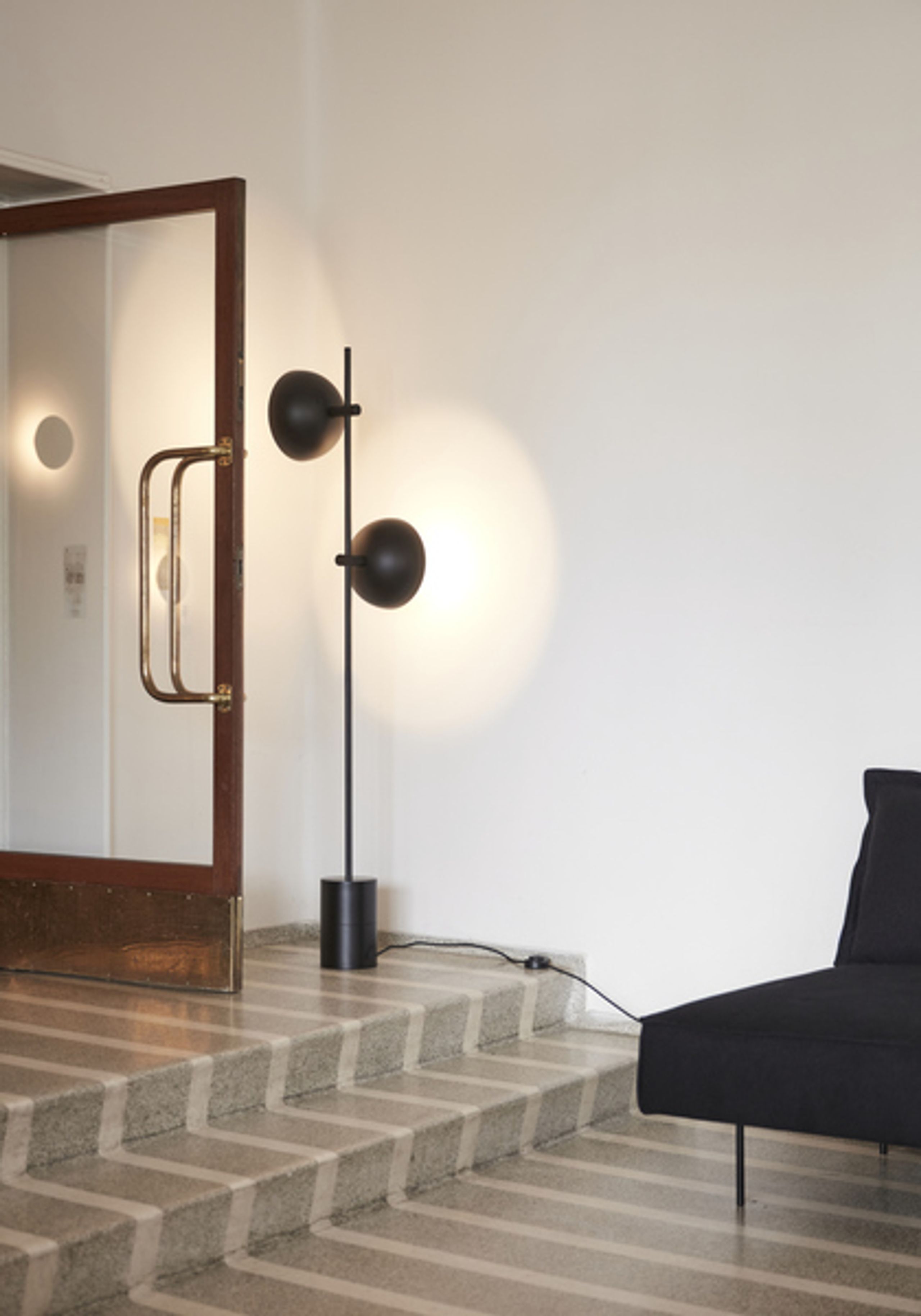 Handvärk - Stehlampe - Studio Floor Lamp by Laura Bilde - Black / Brass Base - Black Shade