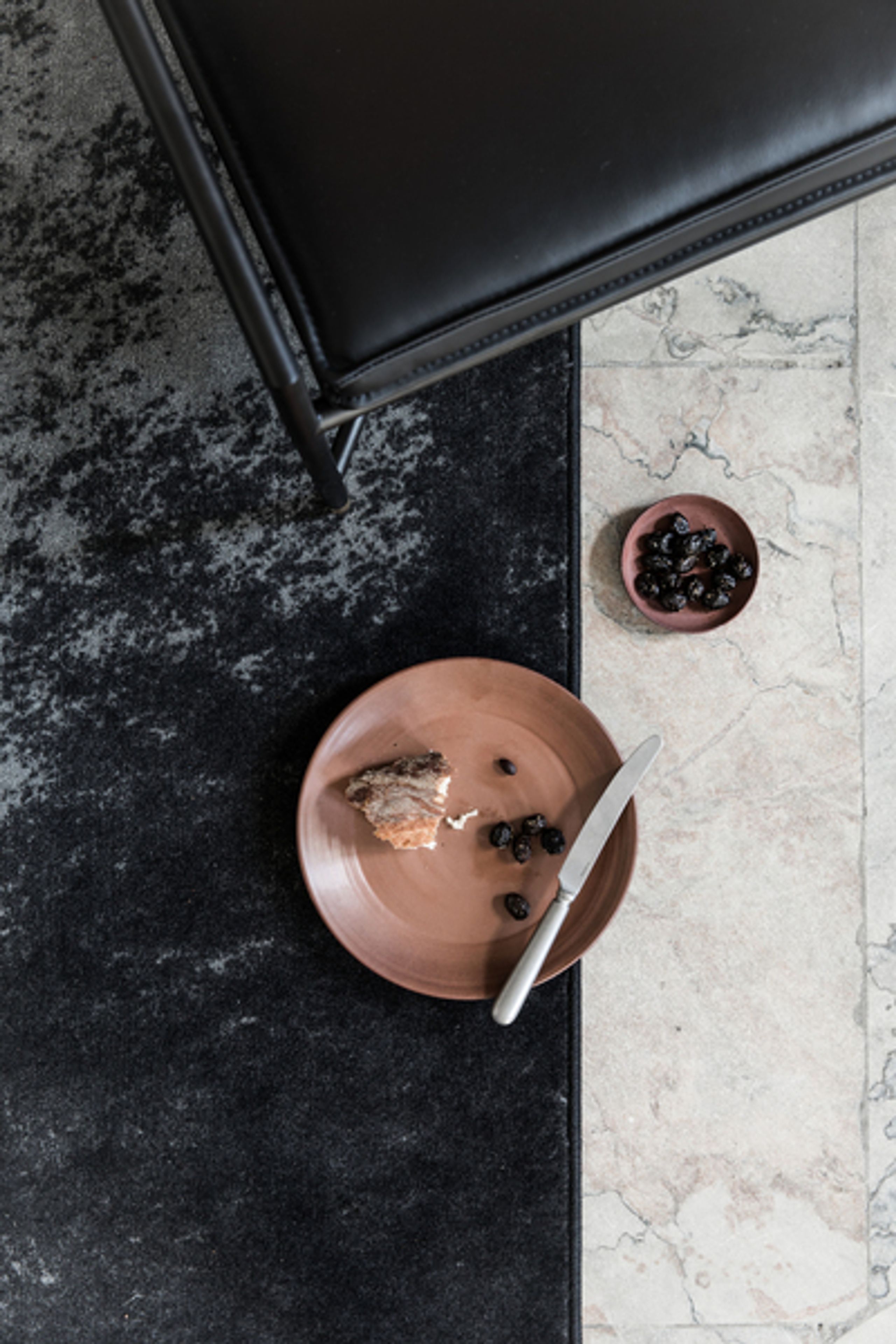 Handvärk - Teppich - Dark Spine Rug by Camilla Stærk - Black/Grey