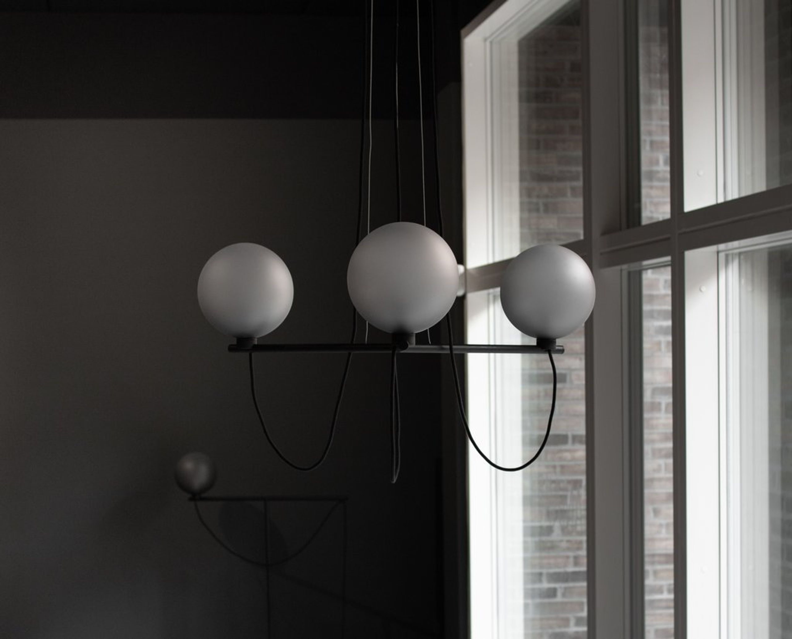 Handvärk - Lampe - 3 GLOBE CHANDELIER - Powder coated steel & Tinted glass