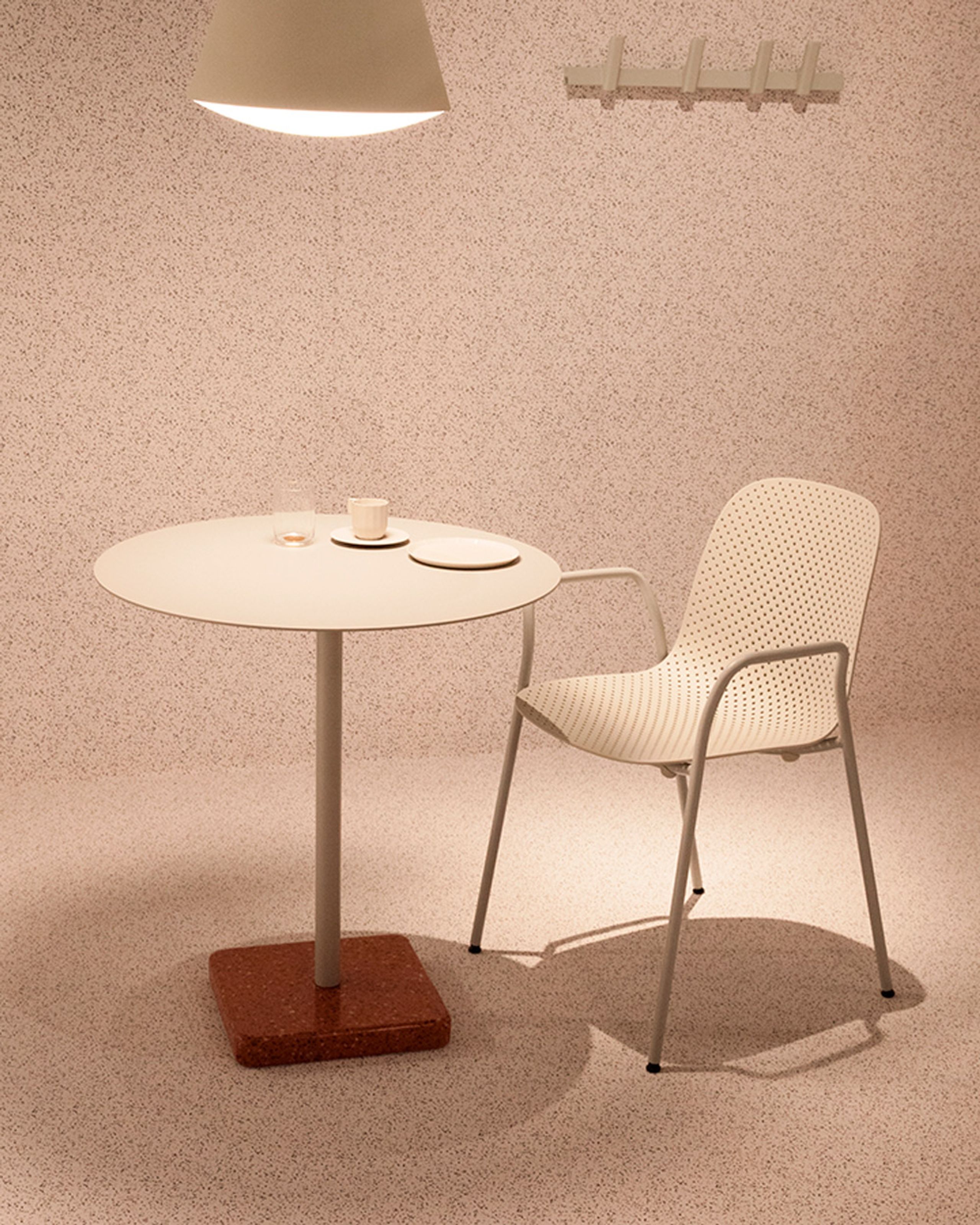 HAY - Bord - Terrazzo - Sky Grey Powder Coated Steel / Terrazzo Red