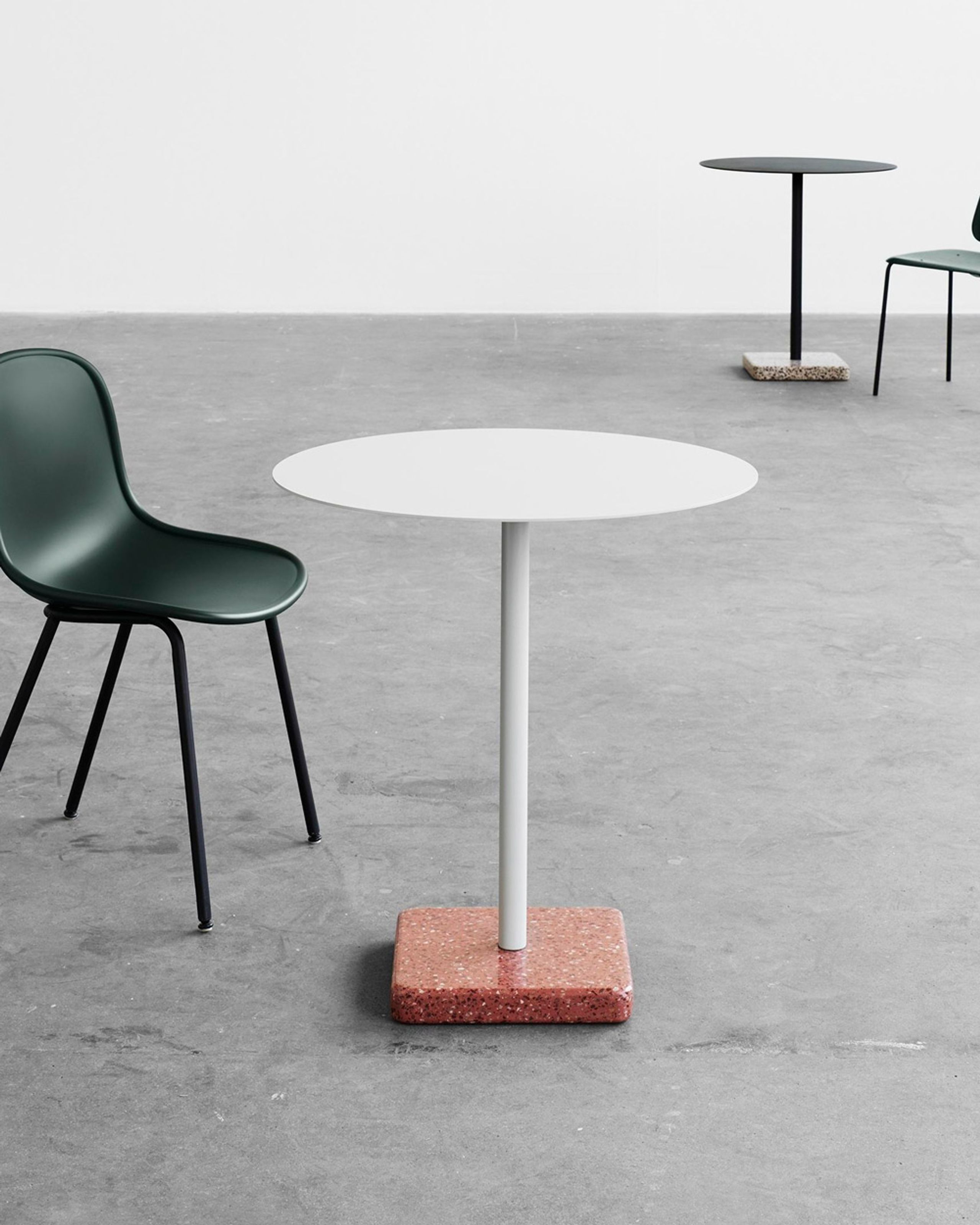 HAY - Bord - Terrazzo - Sky Grey Powder Coated Steel / Terrazzo Red