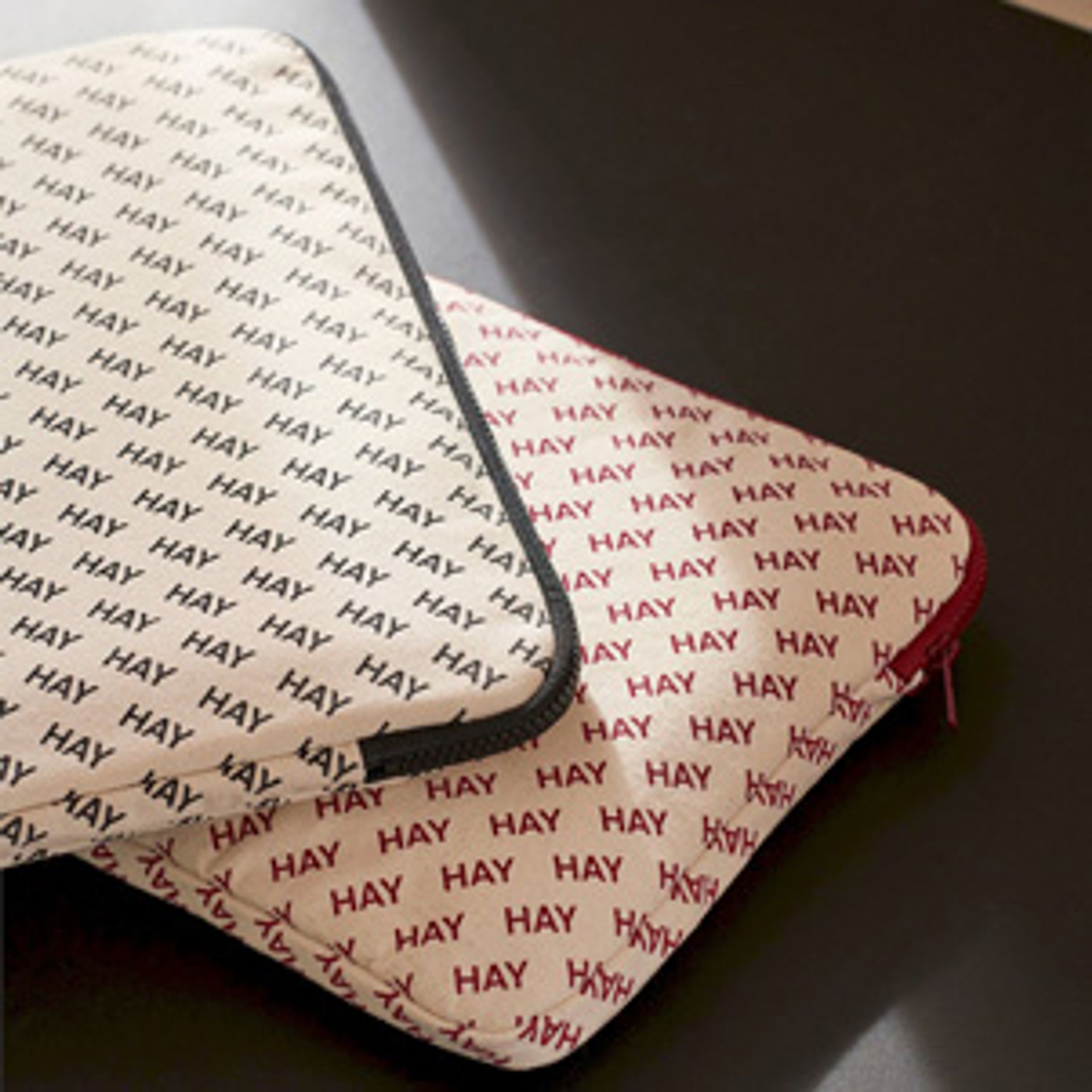 HAY - Funda de ordenador - Hay Logo Laptop Cover - Burgundy