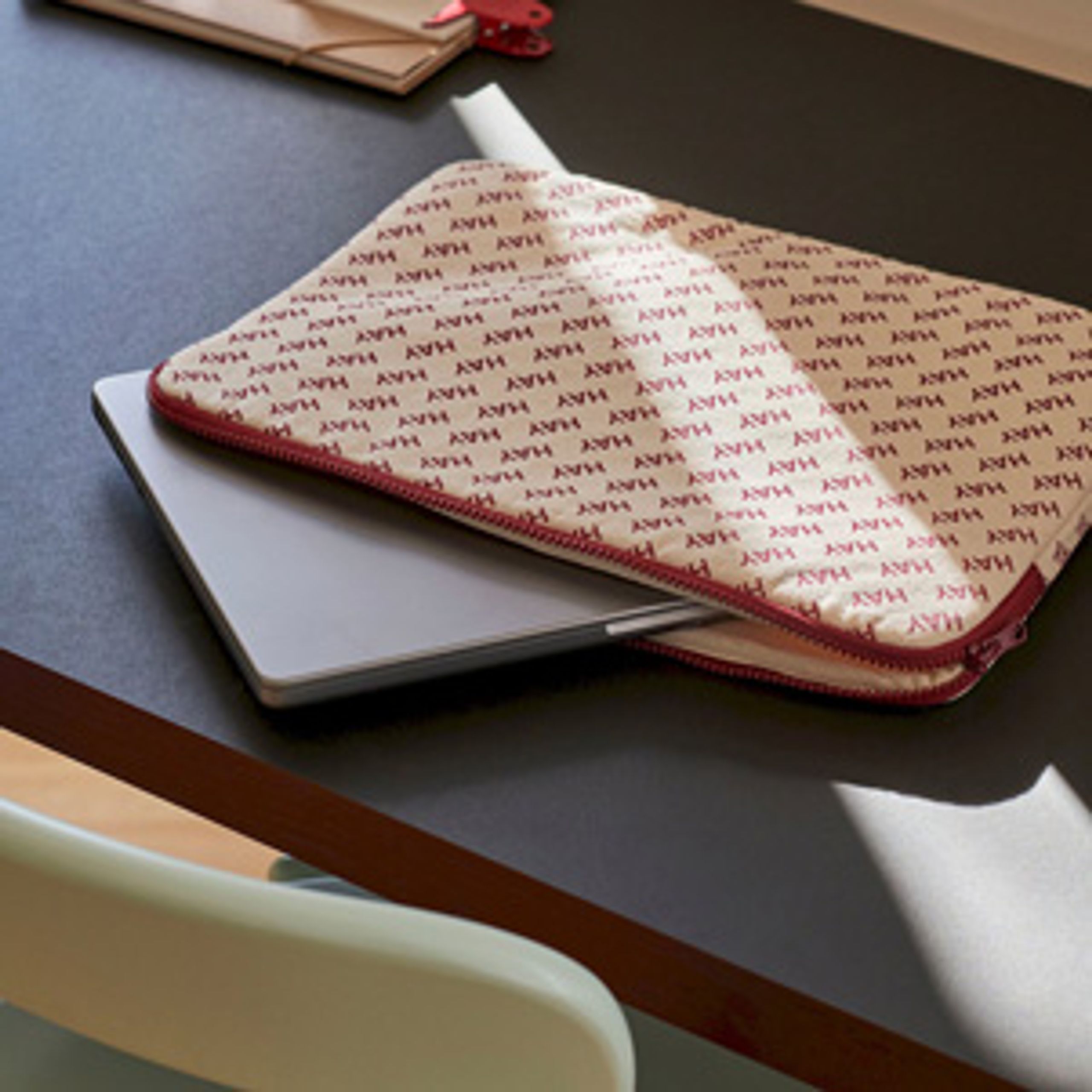 HAY - Funda de ordenador - Hay Logo Laptop Cover - Burgundy