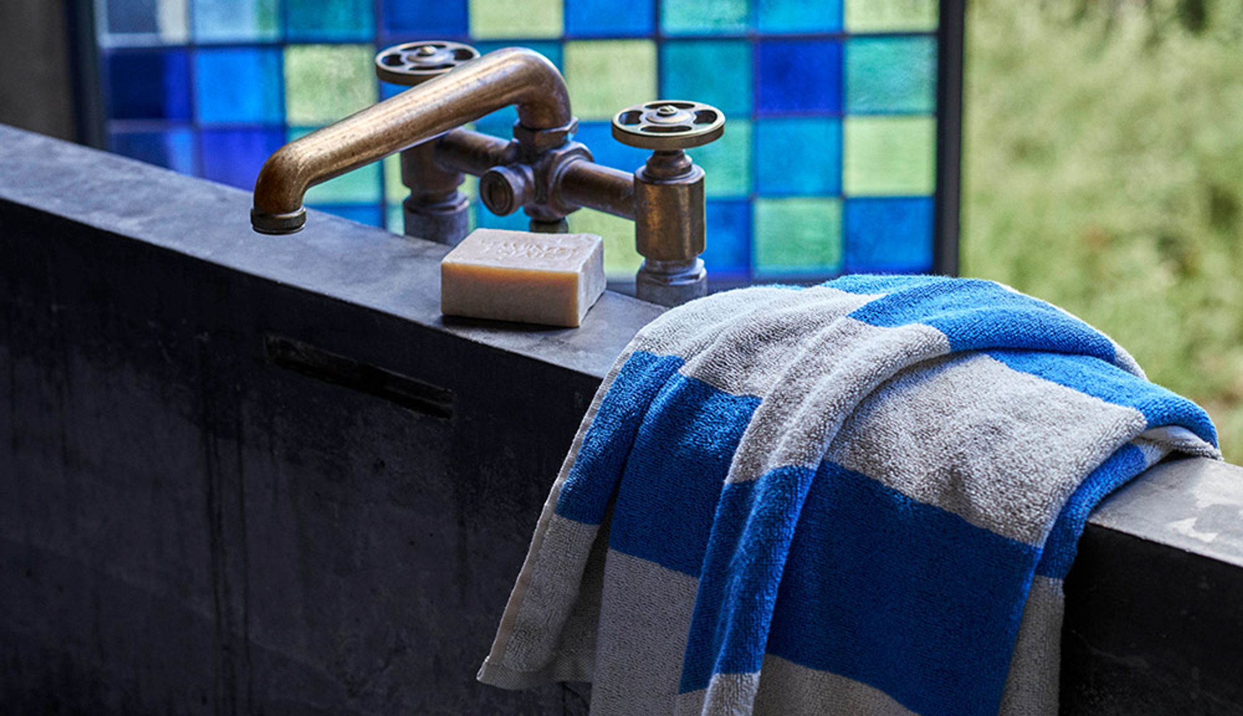 HAY - Ręcznik - Frotté Stripe Bath Sheet - Bordeaux & Sky