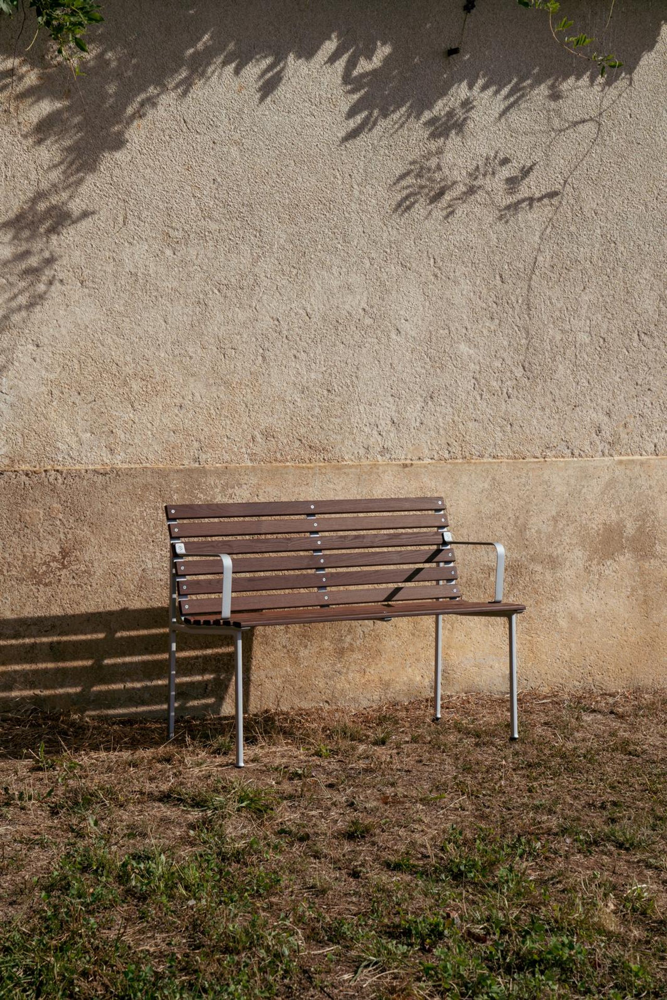 HAY - Gartenbank - Traverse Dining Bench W. Arm - Heat Treated Oiled Ash / Aluminium