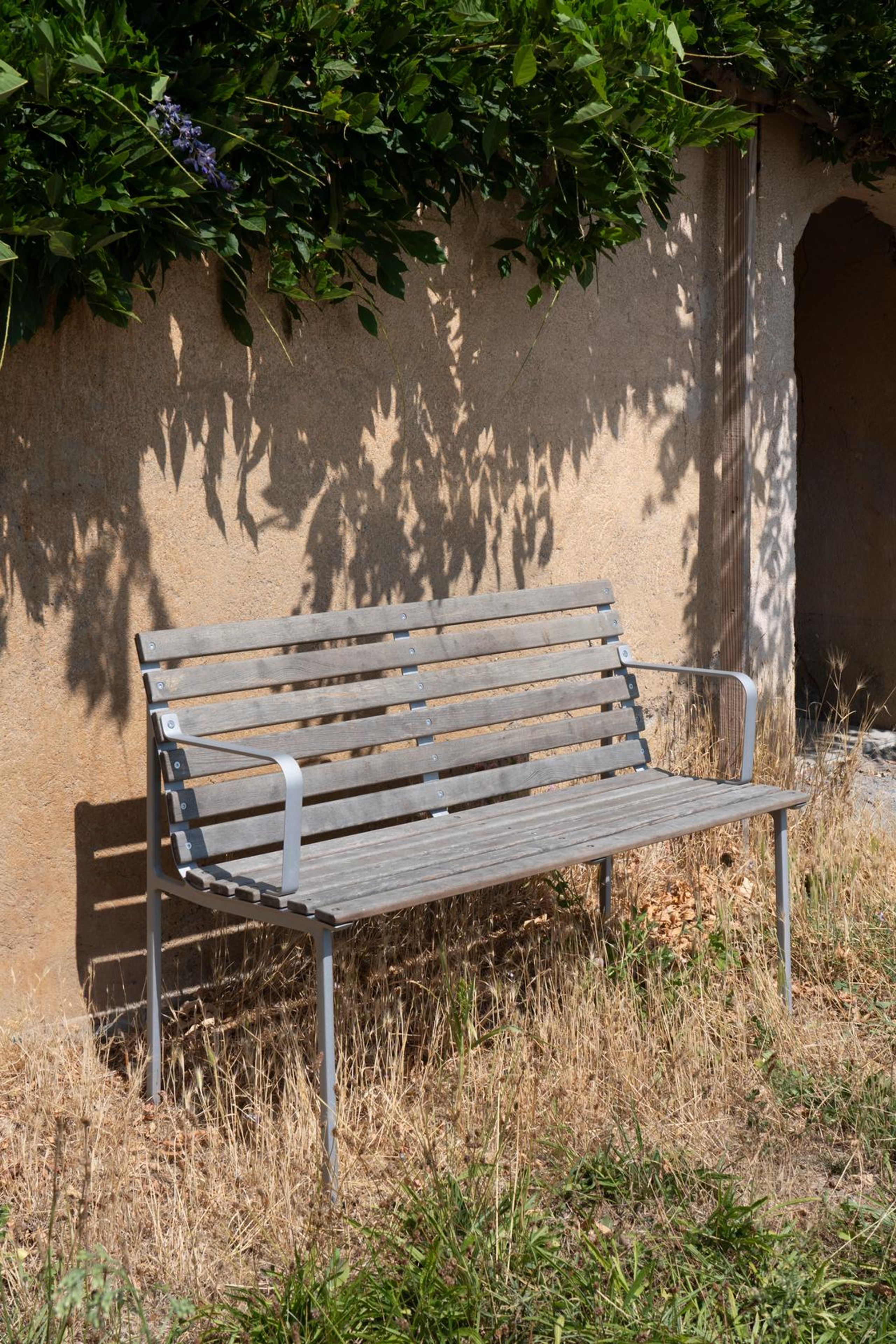 HAY - Gartenbank - Traverse Dining Bench W. Arm - Heat Treated Oiled Ash / Aluminium