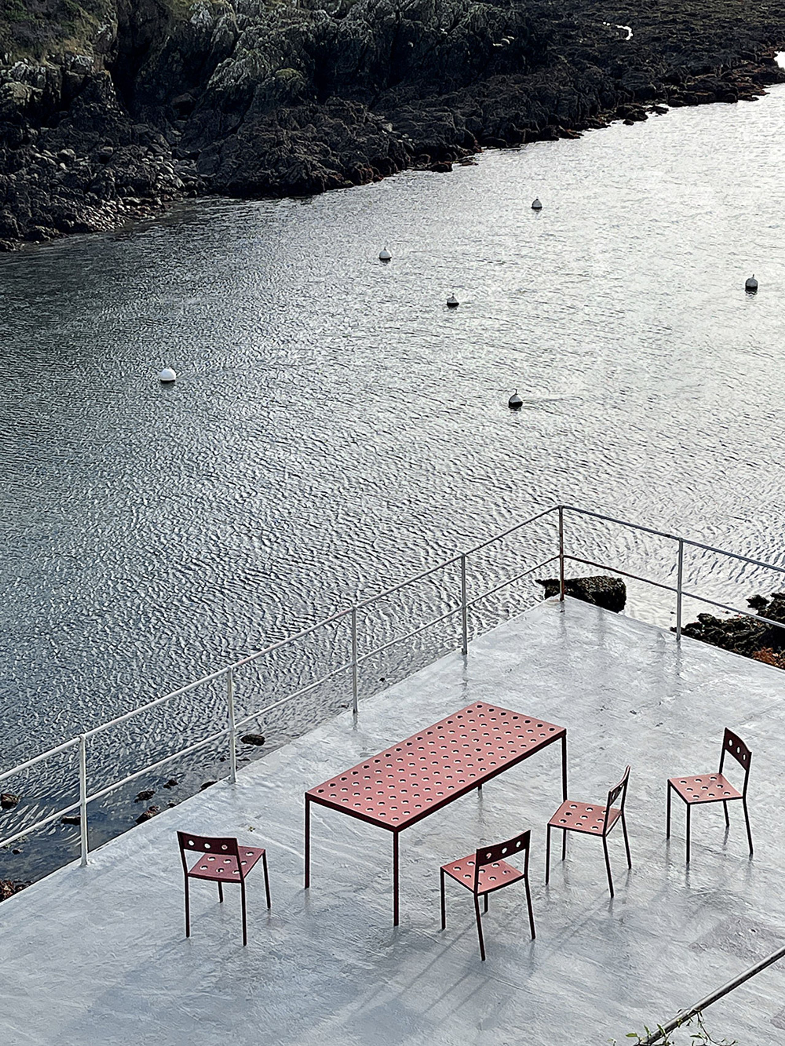 HAY - Garden table - Balcony Table | Medium - Iron Red