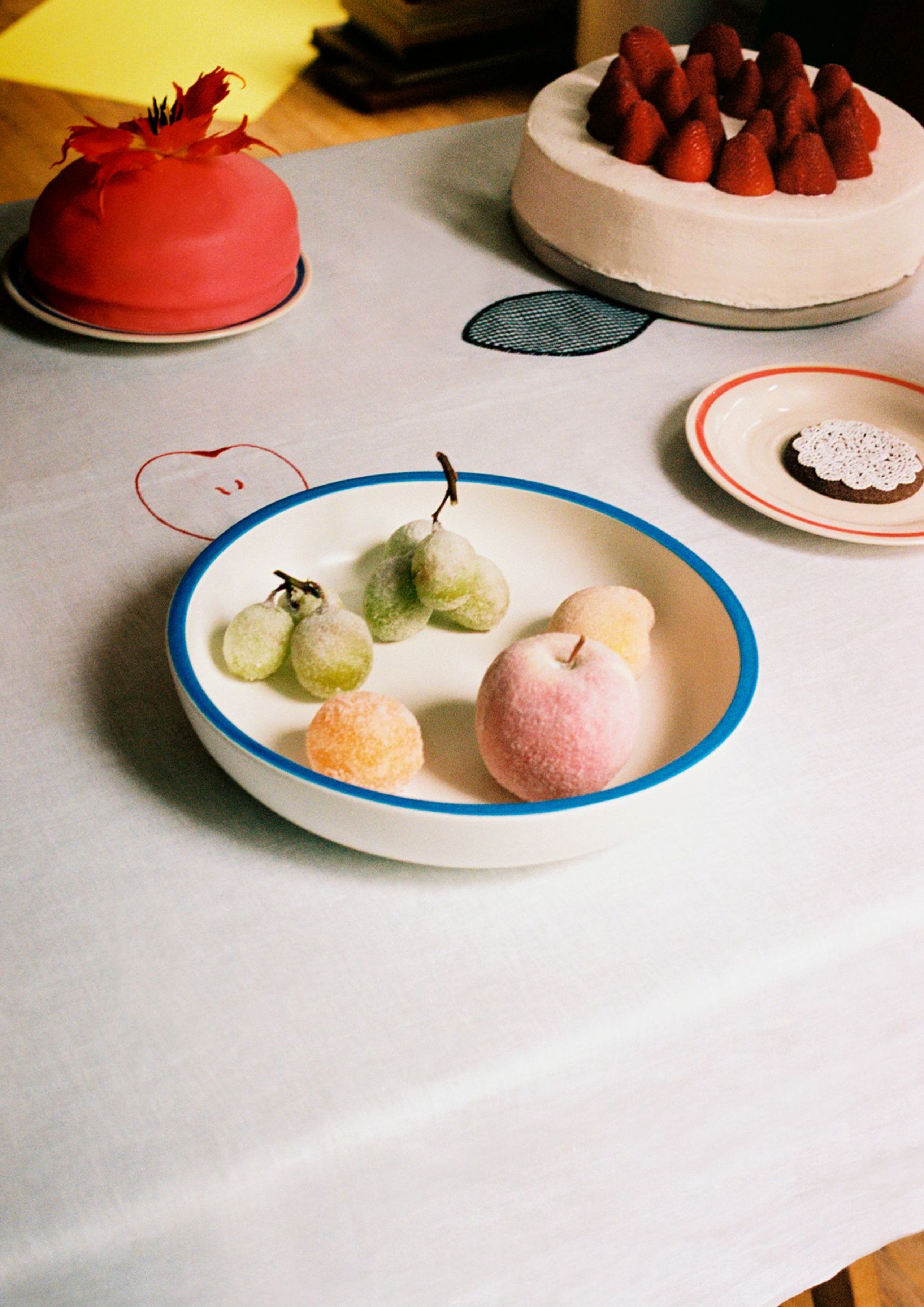 HAY - Schüssel - Sobremesa Serving Bowl - L - WHITE WITH BLUE RIM