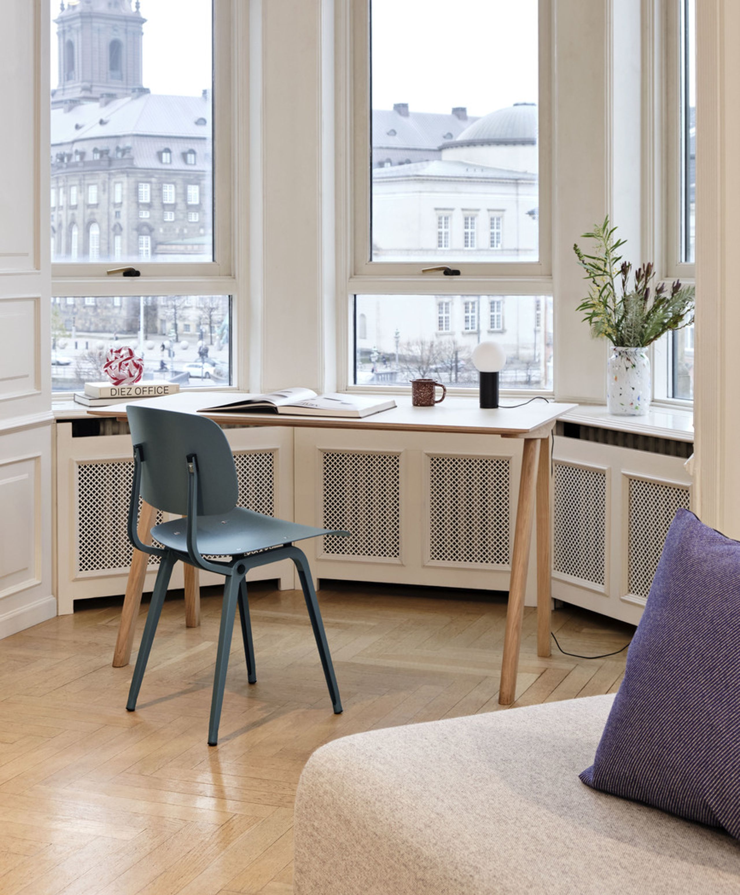 HAY - Skrivebord - CPH 90 Desk - Walnut Waster-Based Lacquered / Off White Linoleum