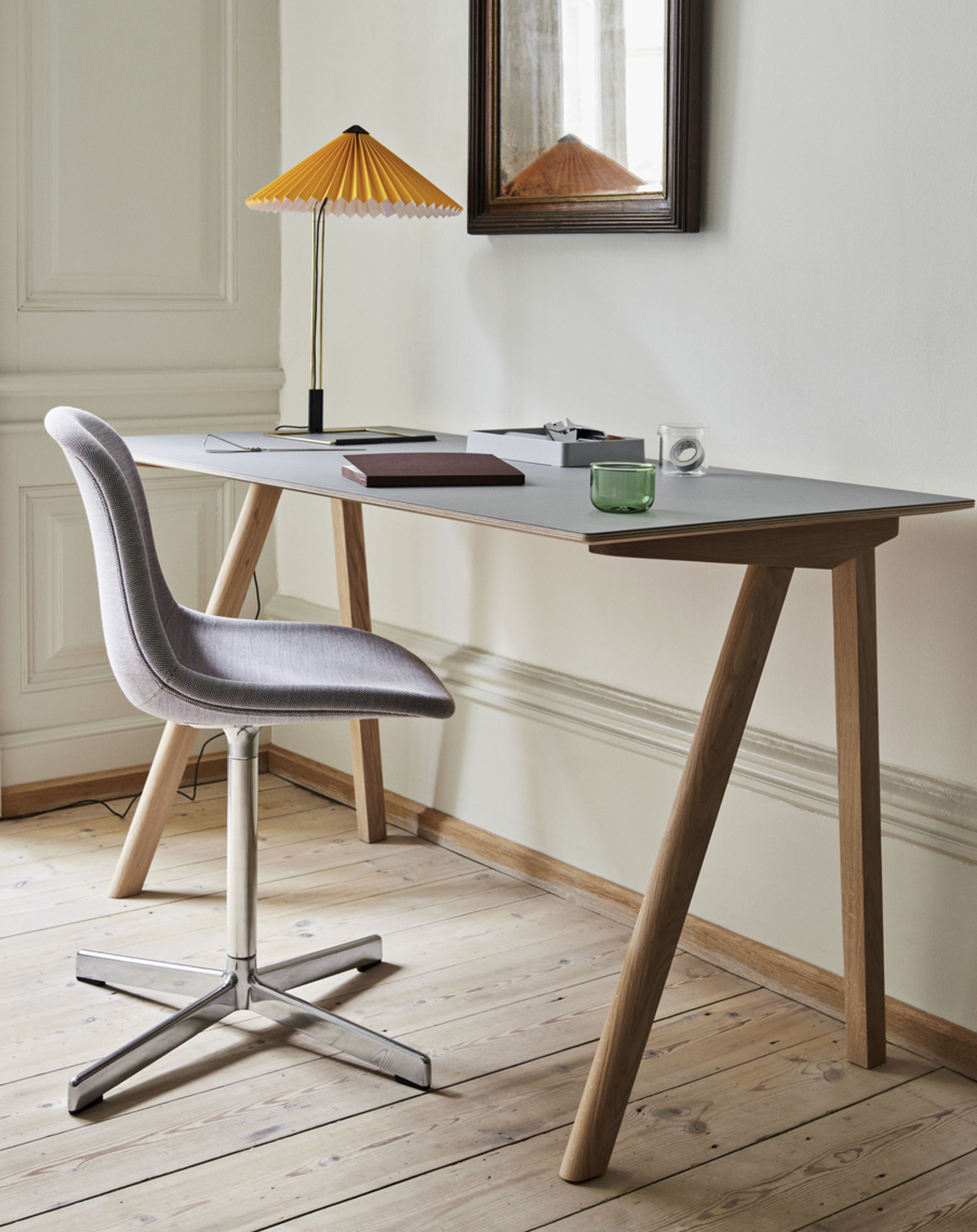 HAY - Skrivebord - CPH 90 Desk - Walnut Waster-Based Lacquered / Off White Linoleum