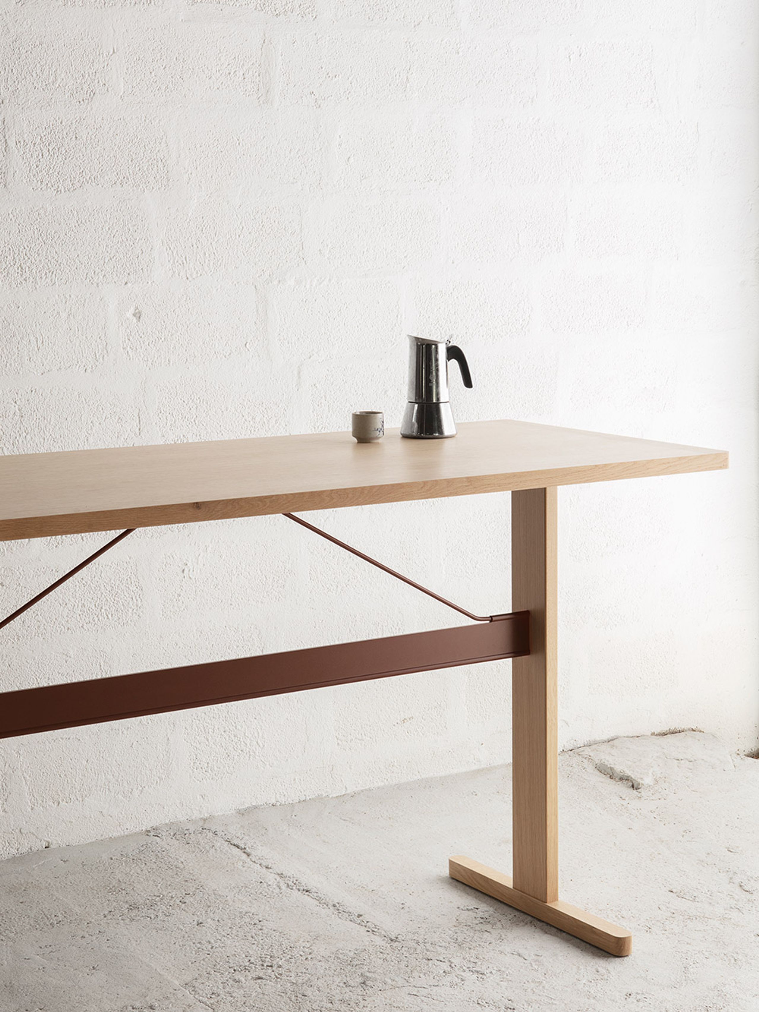 HAY - Table à manger - Passerelle High Table - Clear Water-Based Lacquered Walnut w. Thyme Green Crossbar