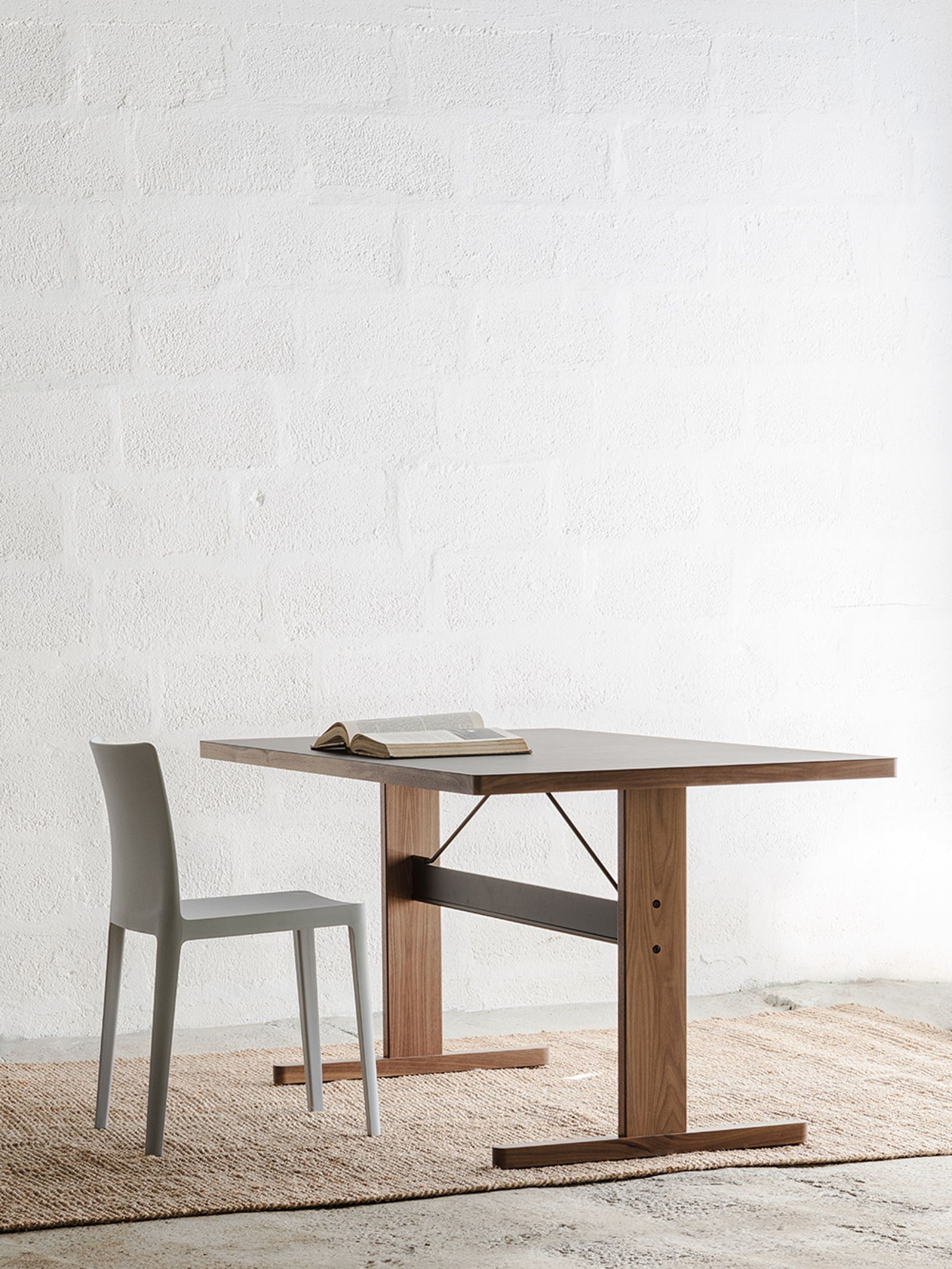 HAY - Esstisch - Passerelle Table - Clear Water-Based Lacquered Walnut w. Ink Black Crossbar