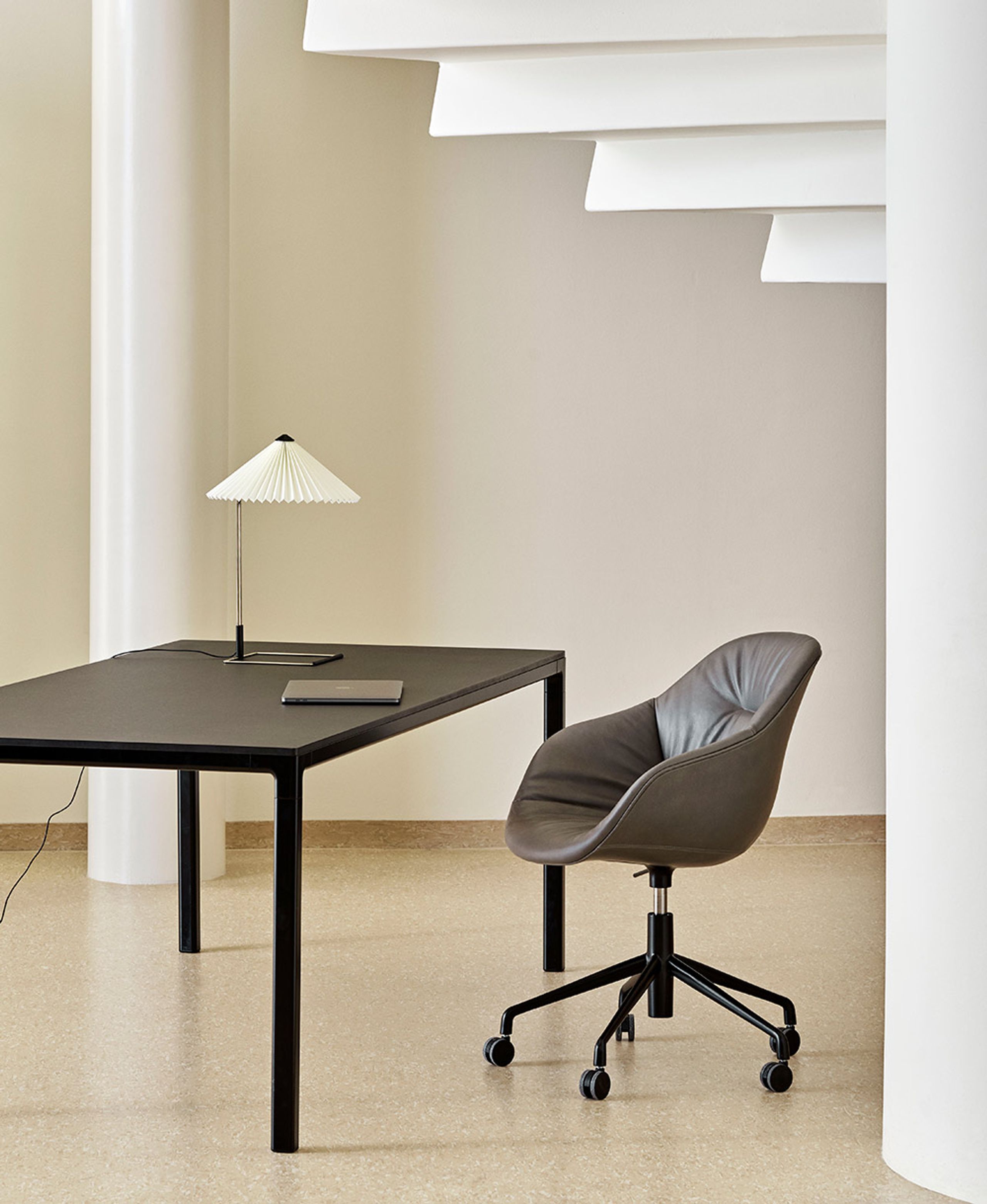 HAY - Stół jadalny - T12 - Tabletop: Black Linoleum / Frame: Black Powder Coated Aluminium - L160