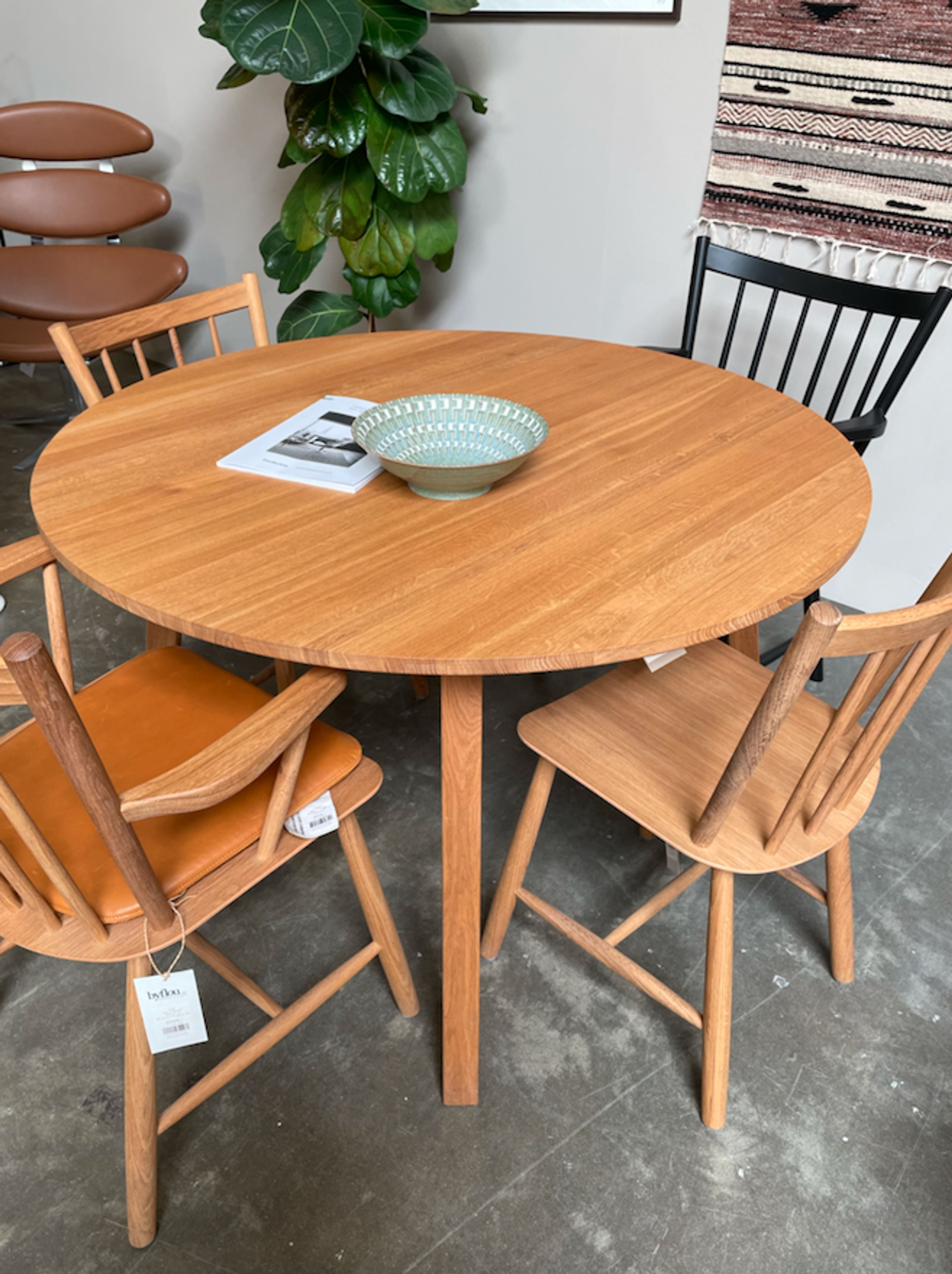 HAY - Spisebord - TRIANGLE Leg Table / Round udstillingsmodel - Olieret Eg