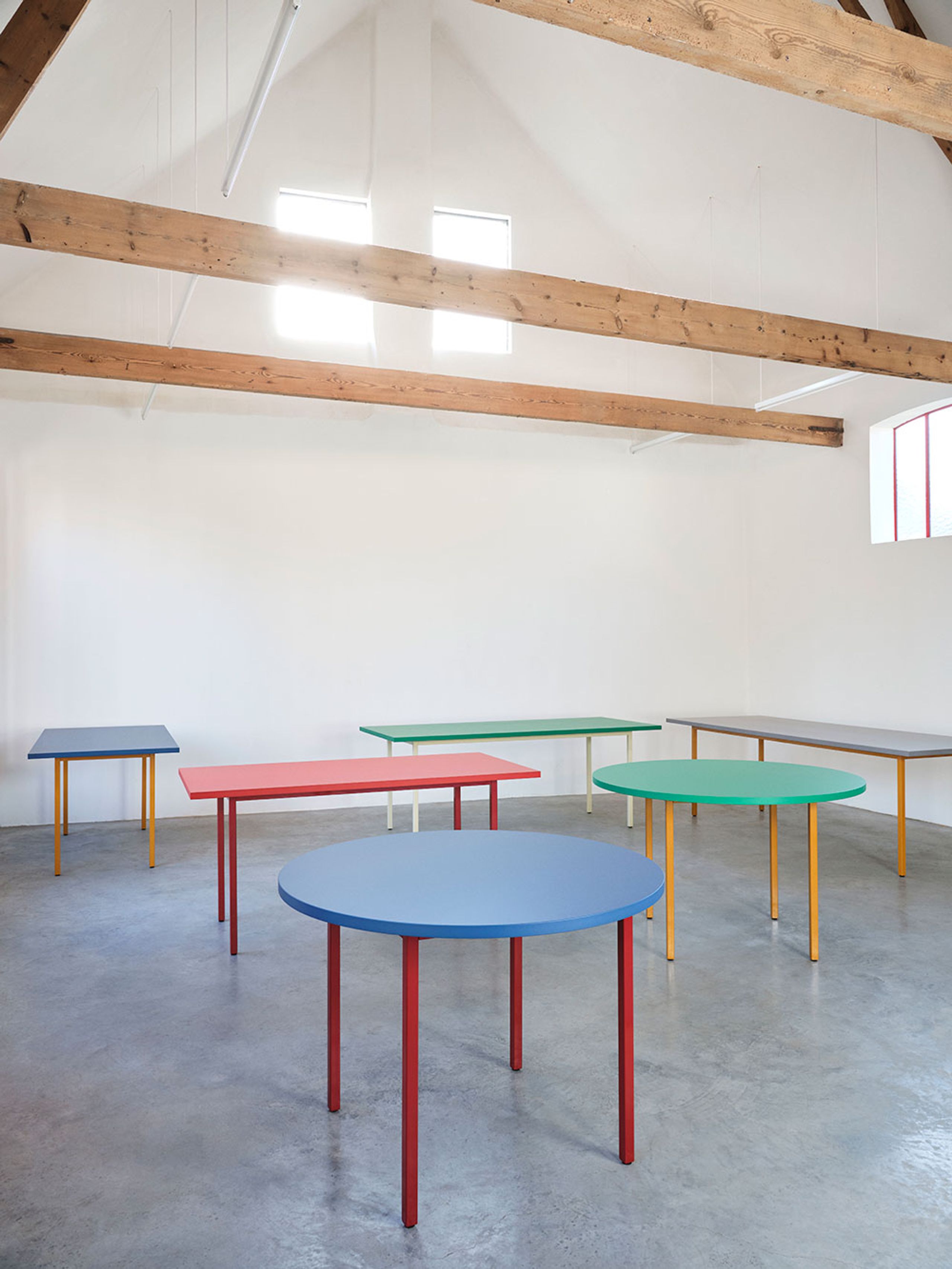 HAY - Dining Table - Two-Colour Table - Round - Maroon Red/Blue