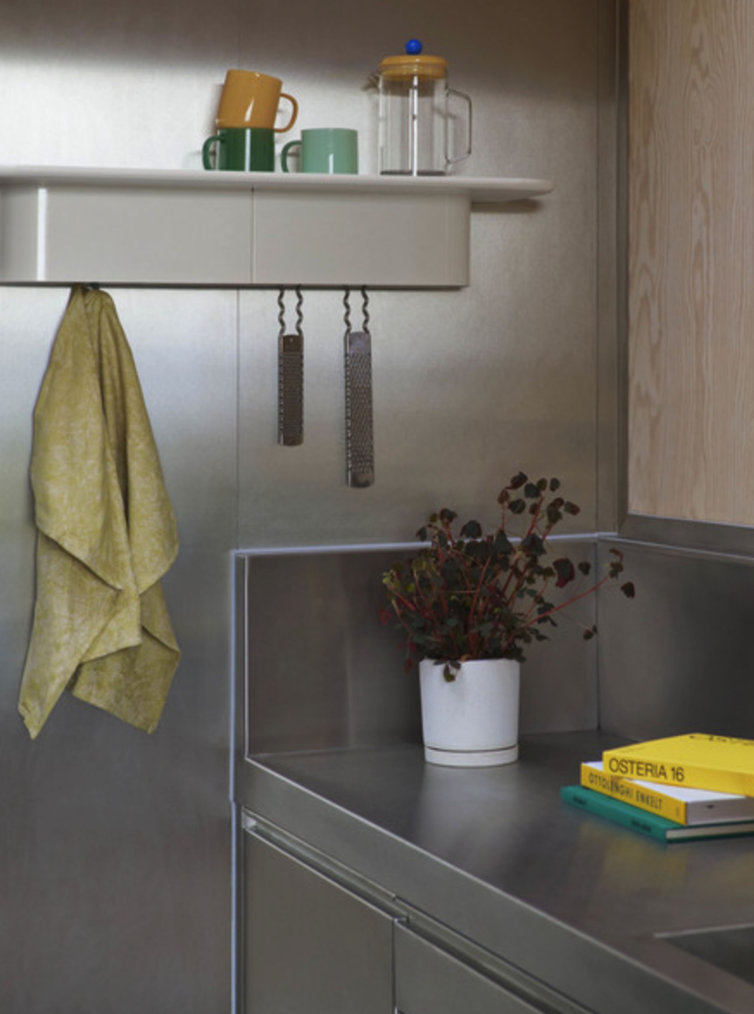 HAY - Flowerpot - Plant Pot with Saucer - White M