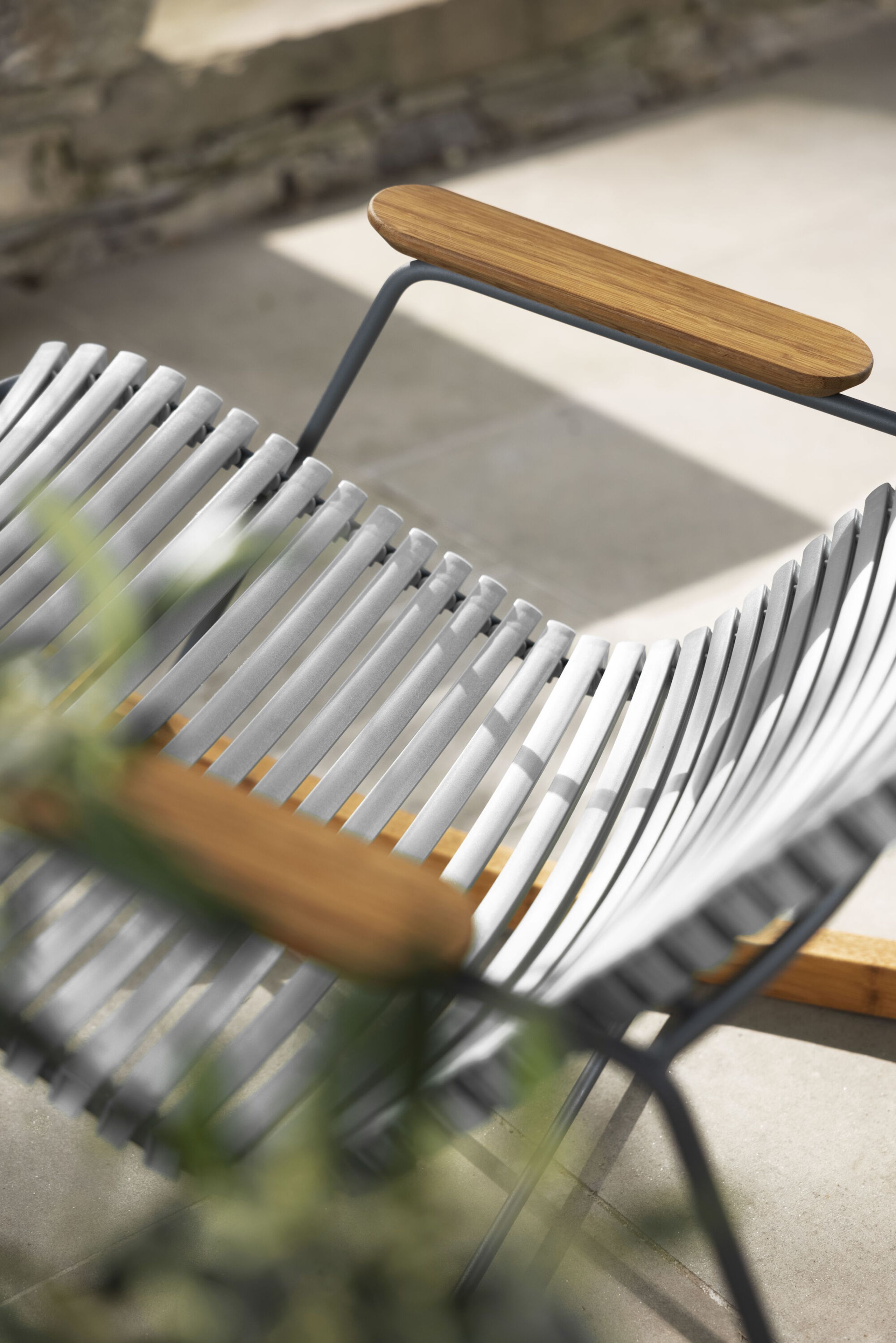 HOUE - Garden chair - Click Rocking Chair - Color: Muted white / Armrest + runners: Bamboo