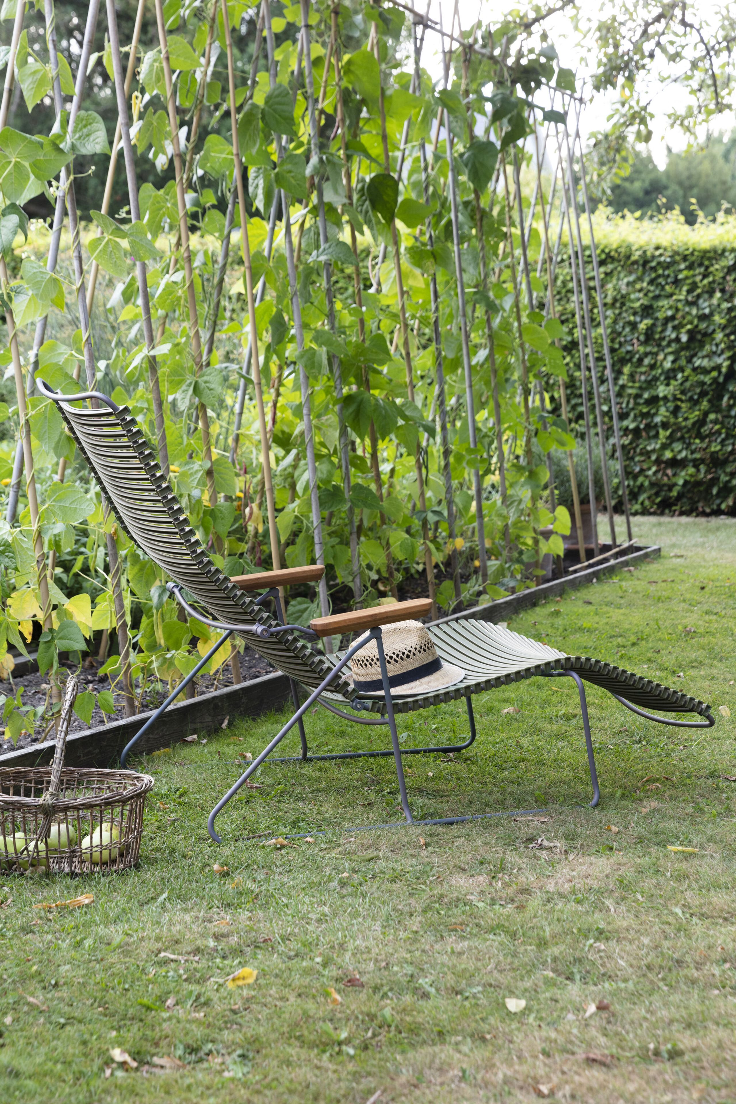 HOUE - Sonnenliege - Click Sunlounger - Color: Olive green / Frame: Grey / Armrest: Bamboo