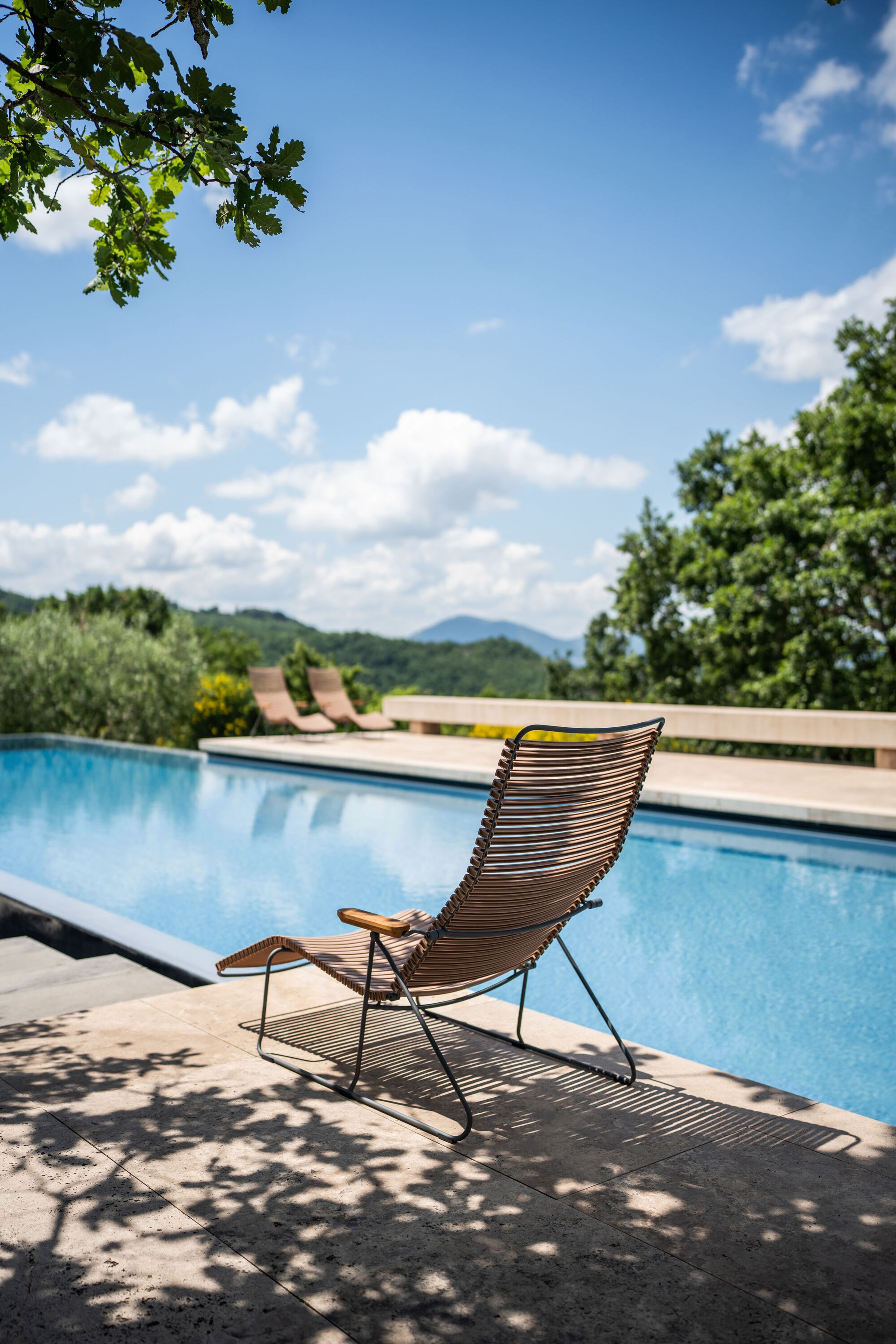 HOUE - Sonnenliege - Click Sunlounger - Color: Olive green / Frame: Grey / Armrest: Bamboo