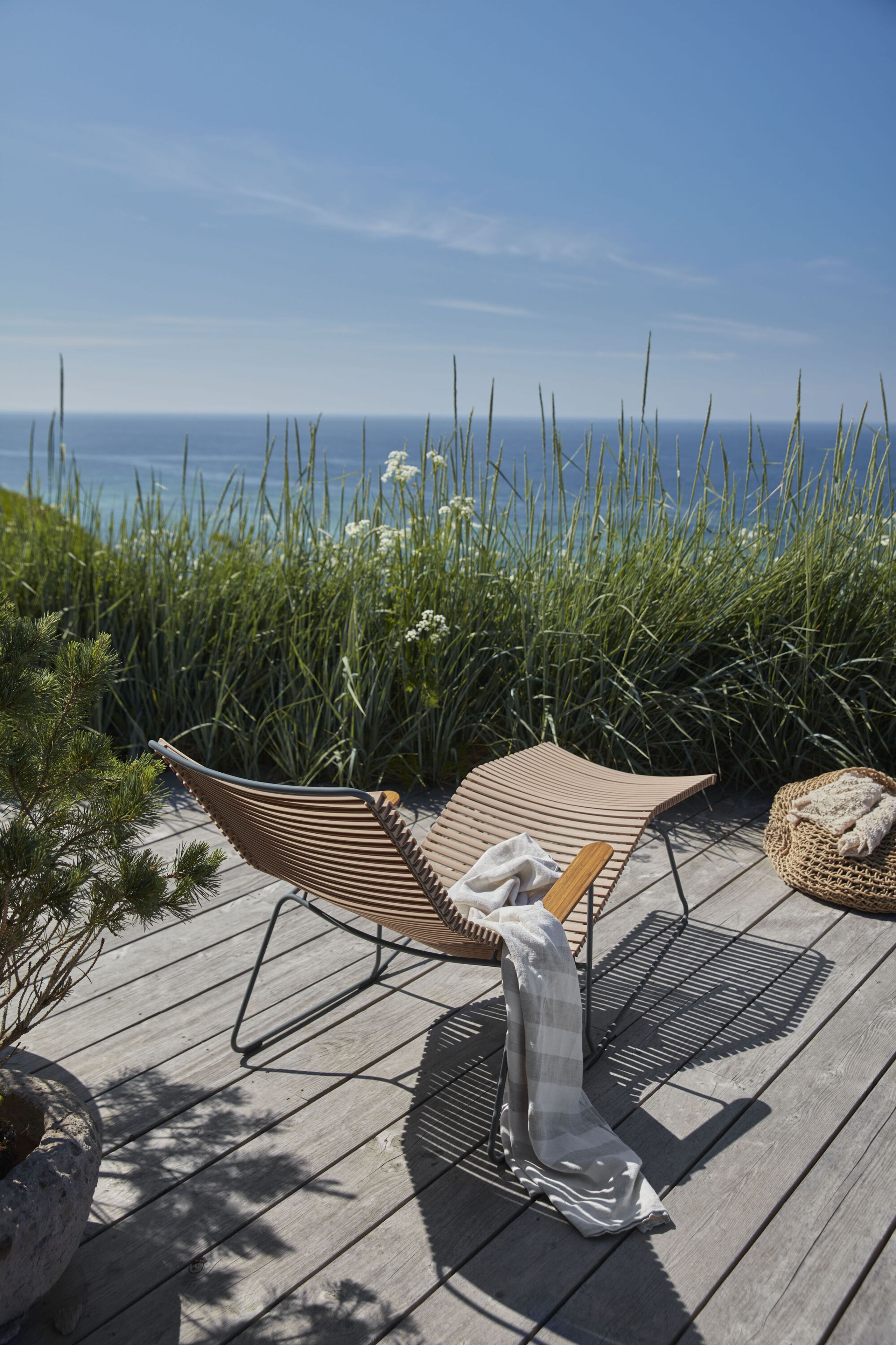 HOUE - Sonnenliege - Click Sunrocker - Color: Dusty light blue / Frame: Grey / Armrest: Bamboo