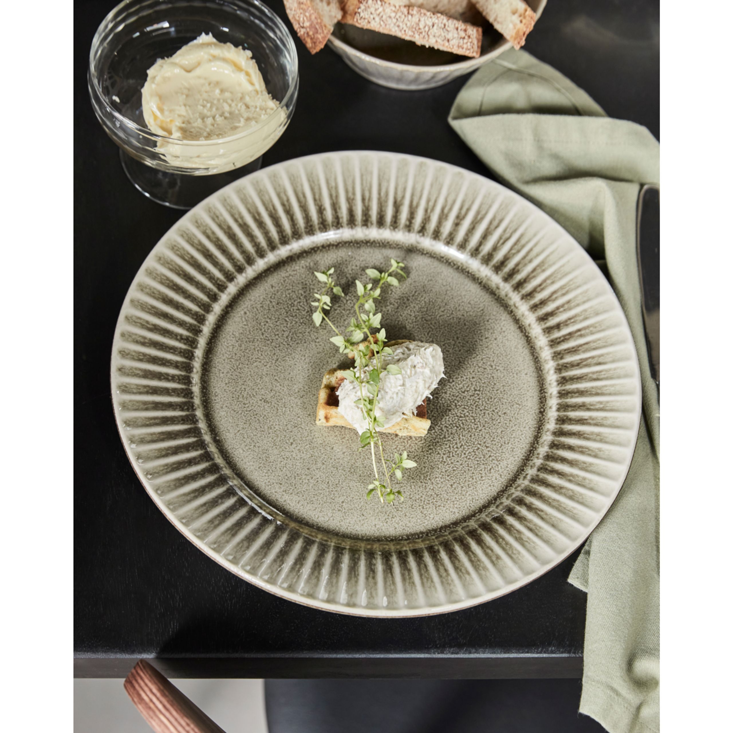 House doctor - Juego de vajilla - HDPleat Collection - Dinner Plate, Grå/Brun