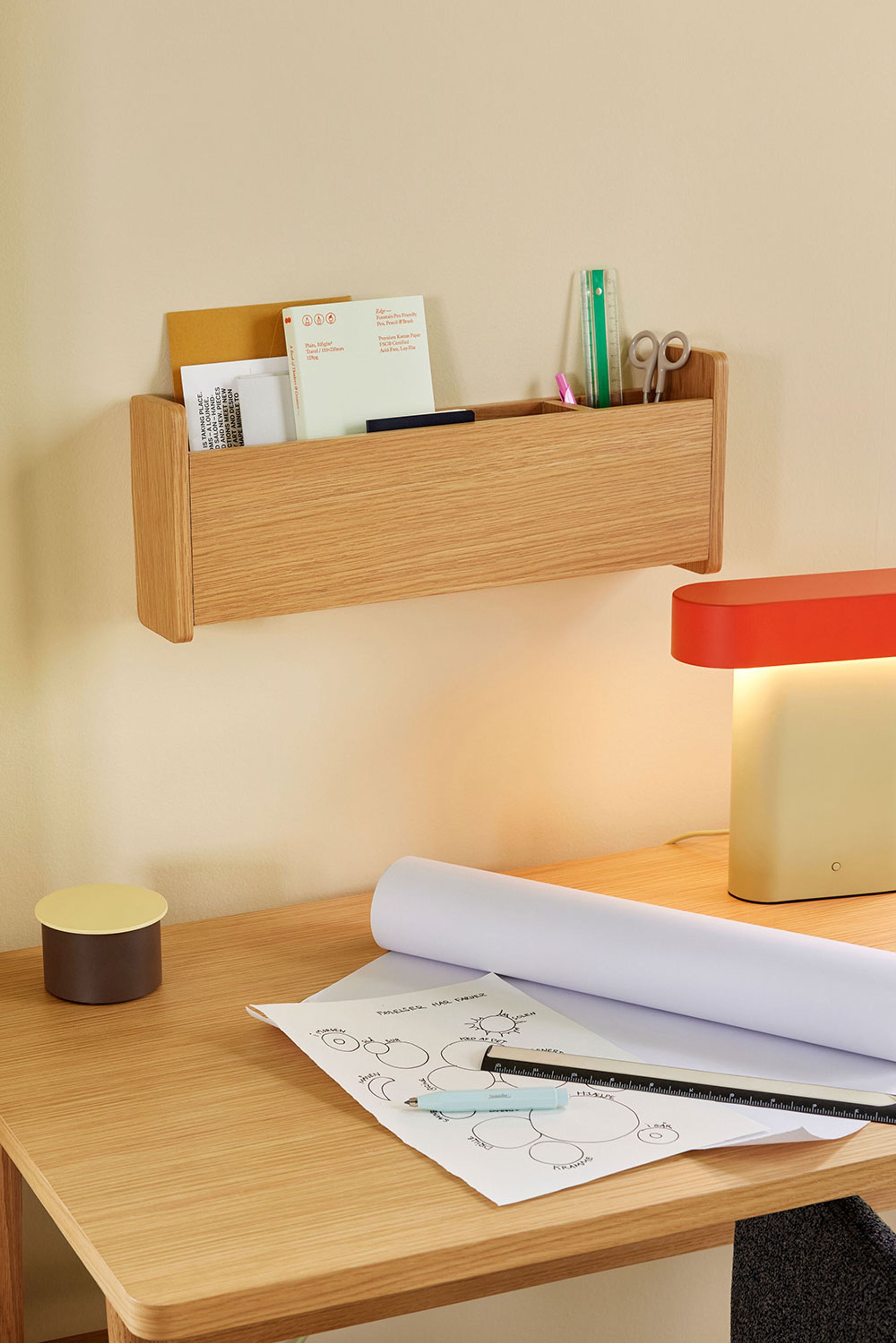 Hübsch - Lampe de table - Sleek Table Lamp - Vert clair / Rouge