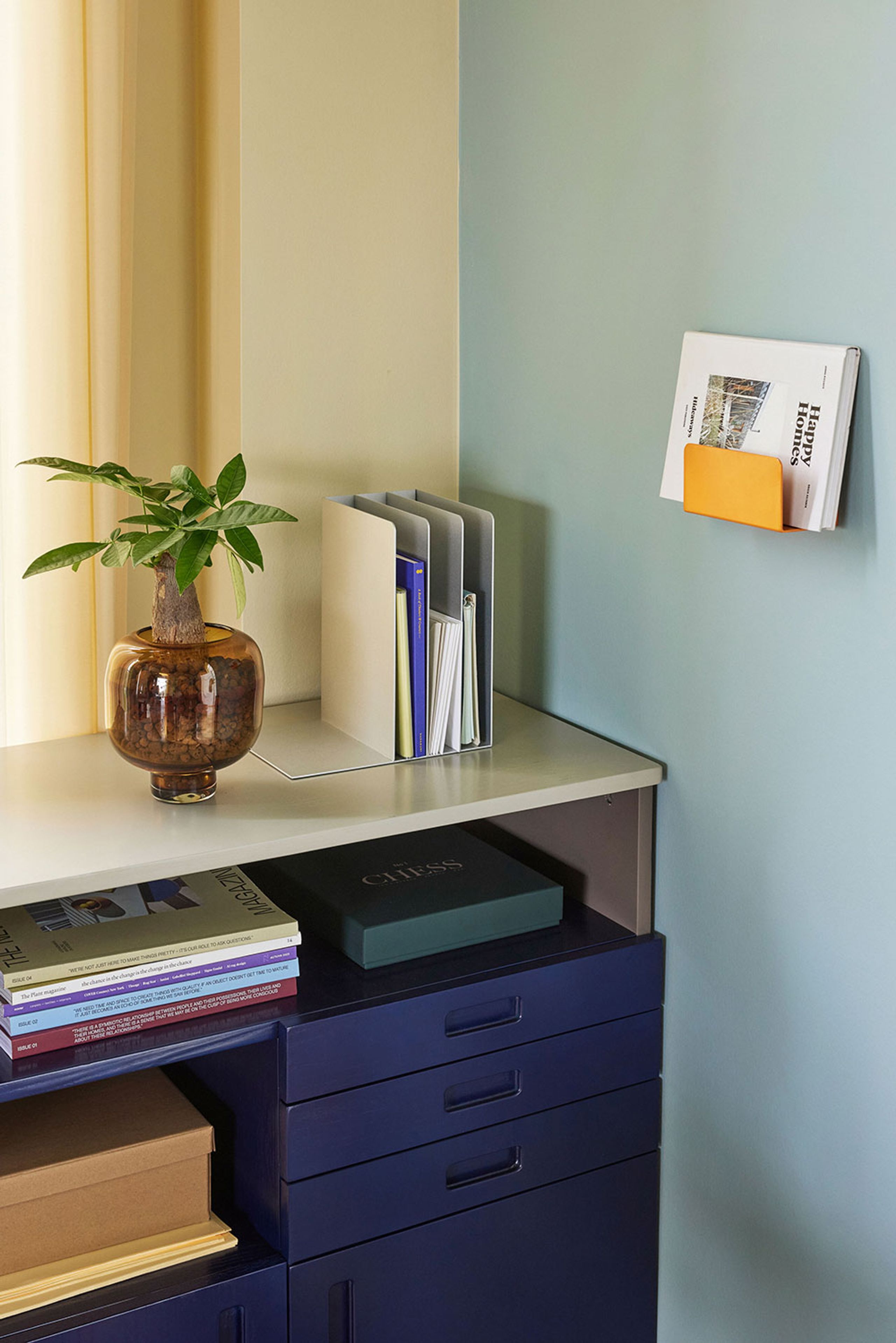 Hübsch - Magazine Holder - Clutch Magazine Holder - Orange