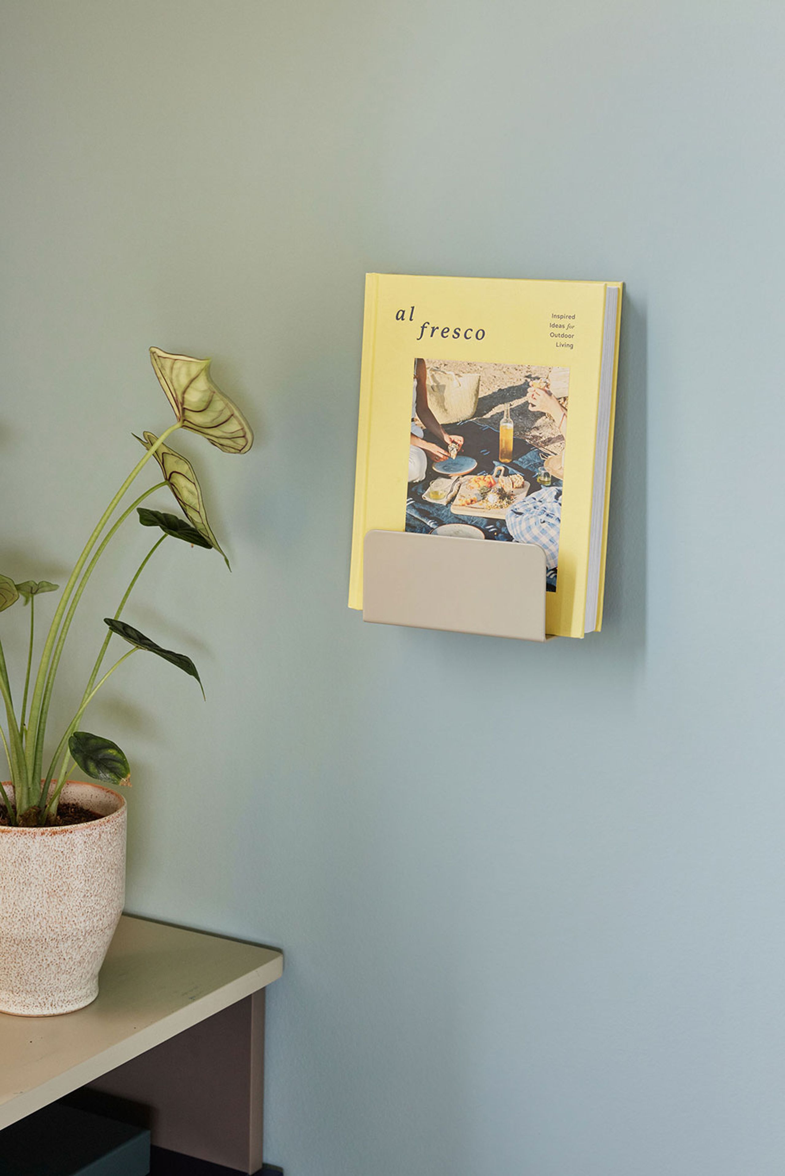 Hübsch - Magazine Holder - Clutch Magazine Holder - Sand