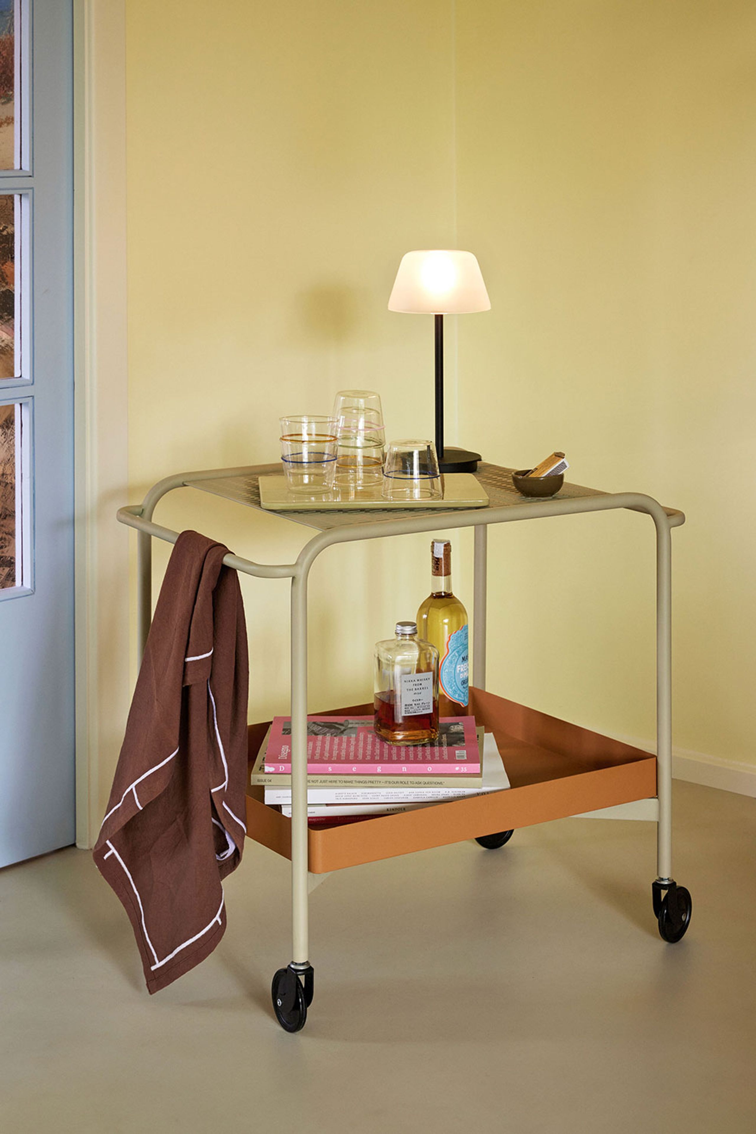 Hübsch - Stolík na vozíku - Push Rolling Table - Hnedá / piesková