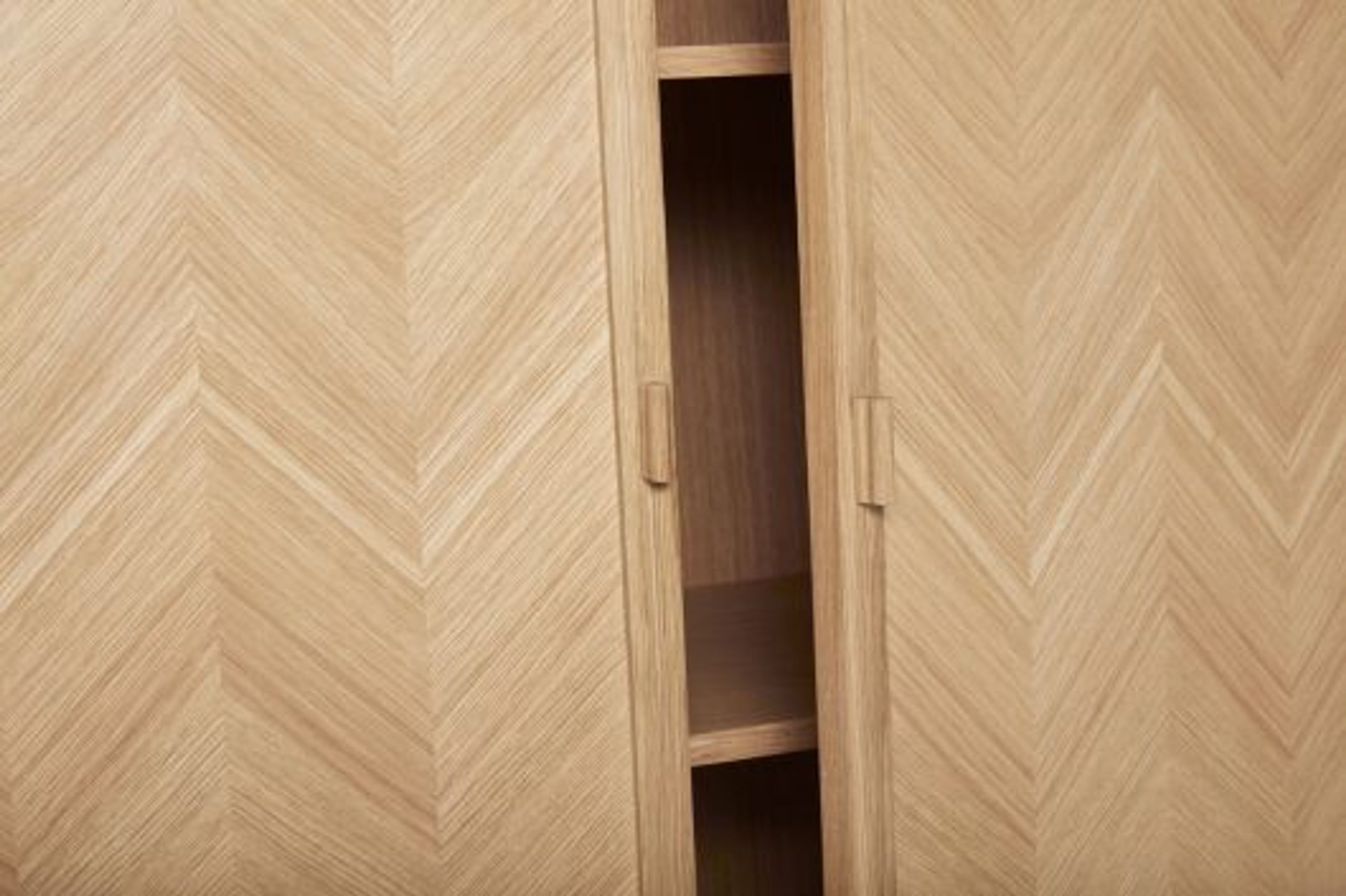 Hübsch - Créer - Herringbone Cabinet Medium - Oak