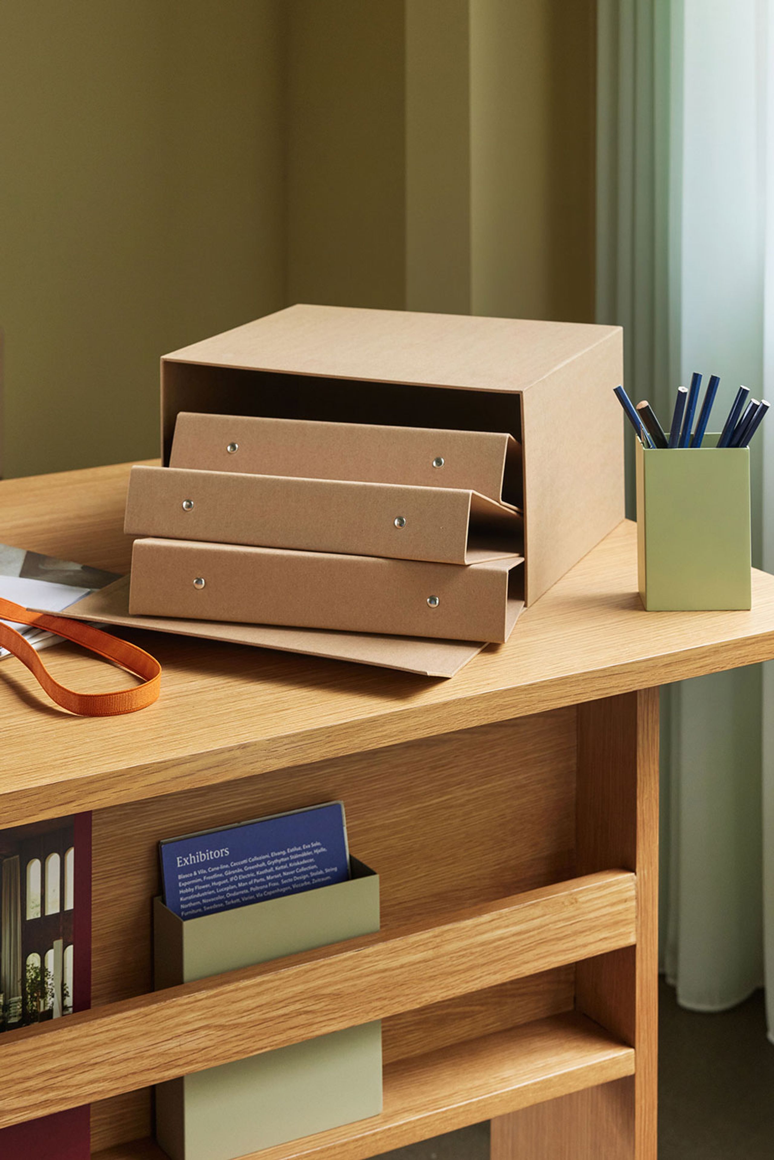 Hübsch - Pracovný stôl - Forma Desk Nature - Príroda