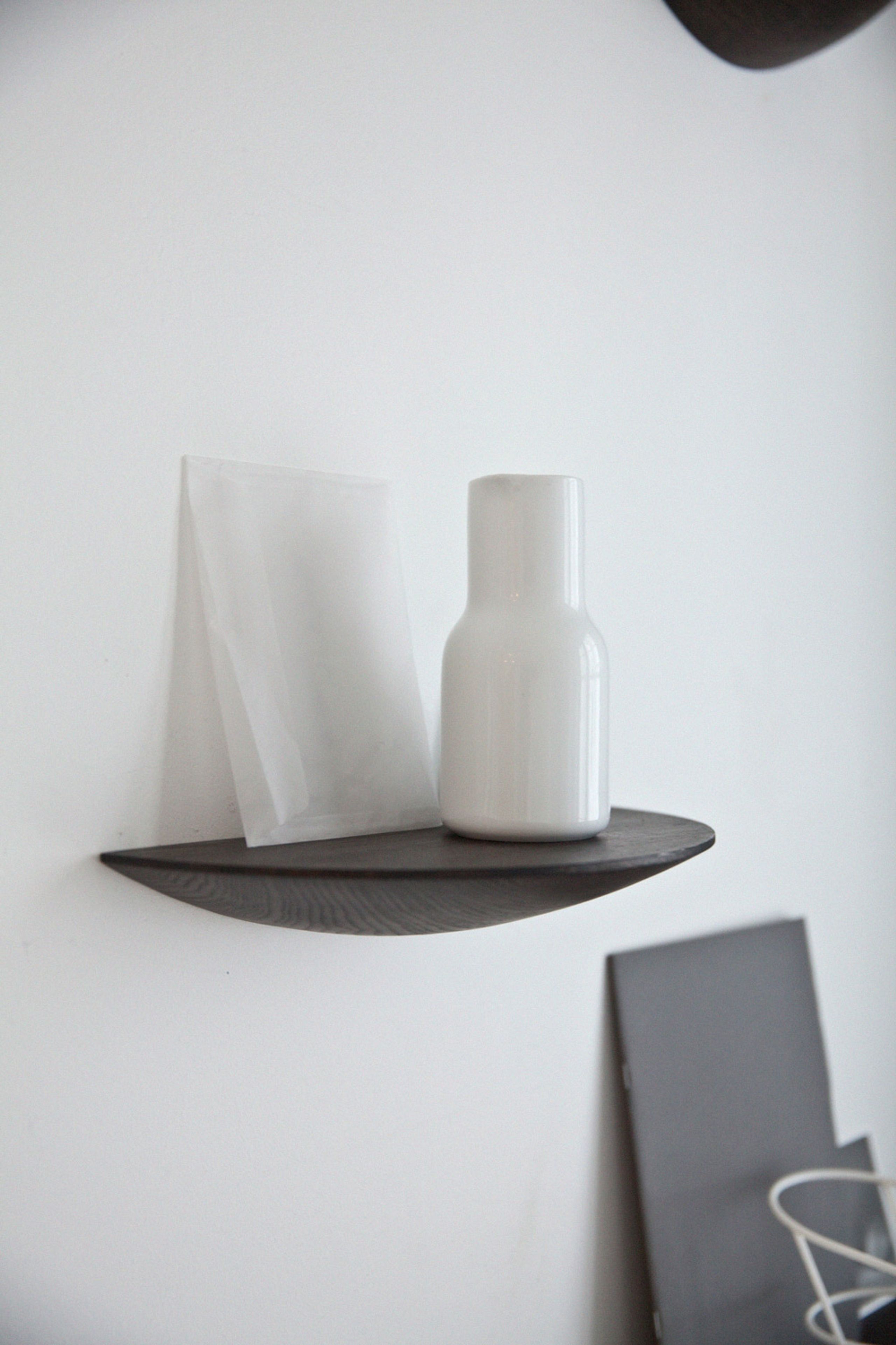 Audo Copenhagen - Policová deska - Gridy Fungi Shelf - Large - Dark Stained Oak