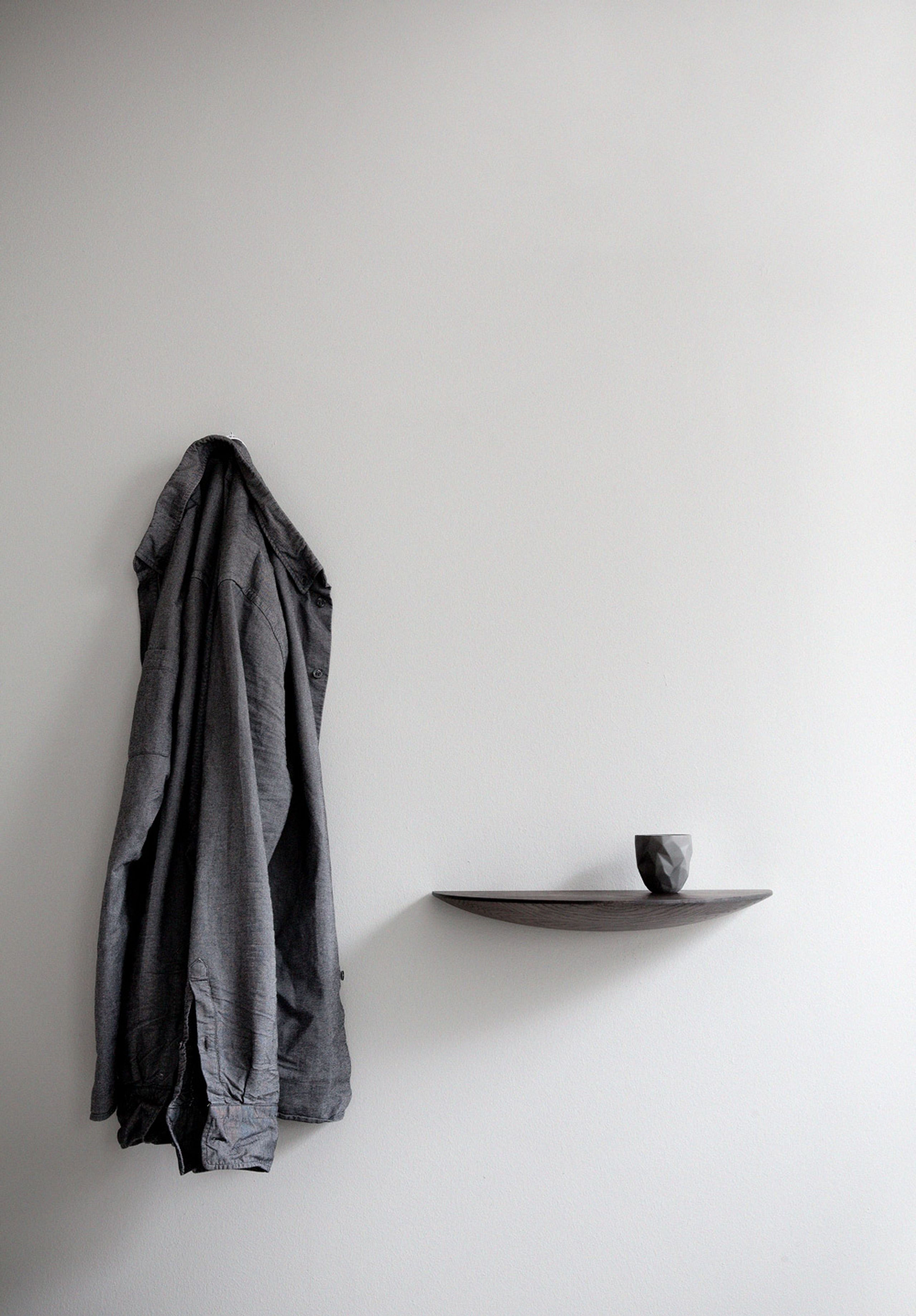 Audo Copenhagen - Policová deska - Gridy Fungi Shelf - Large - Dark Stained Oak