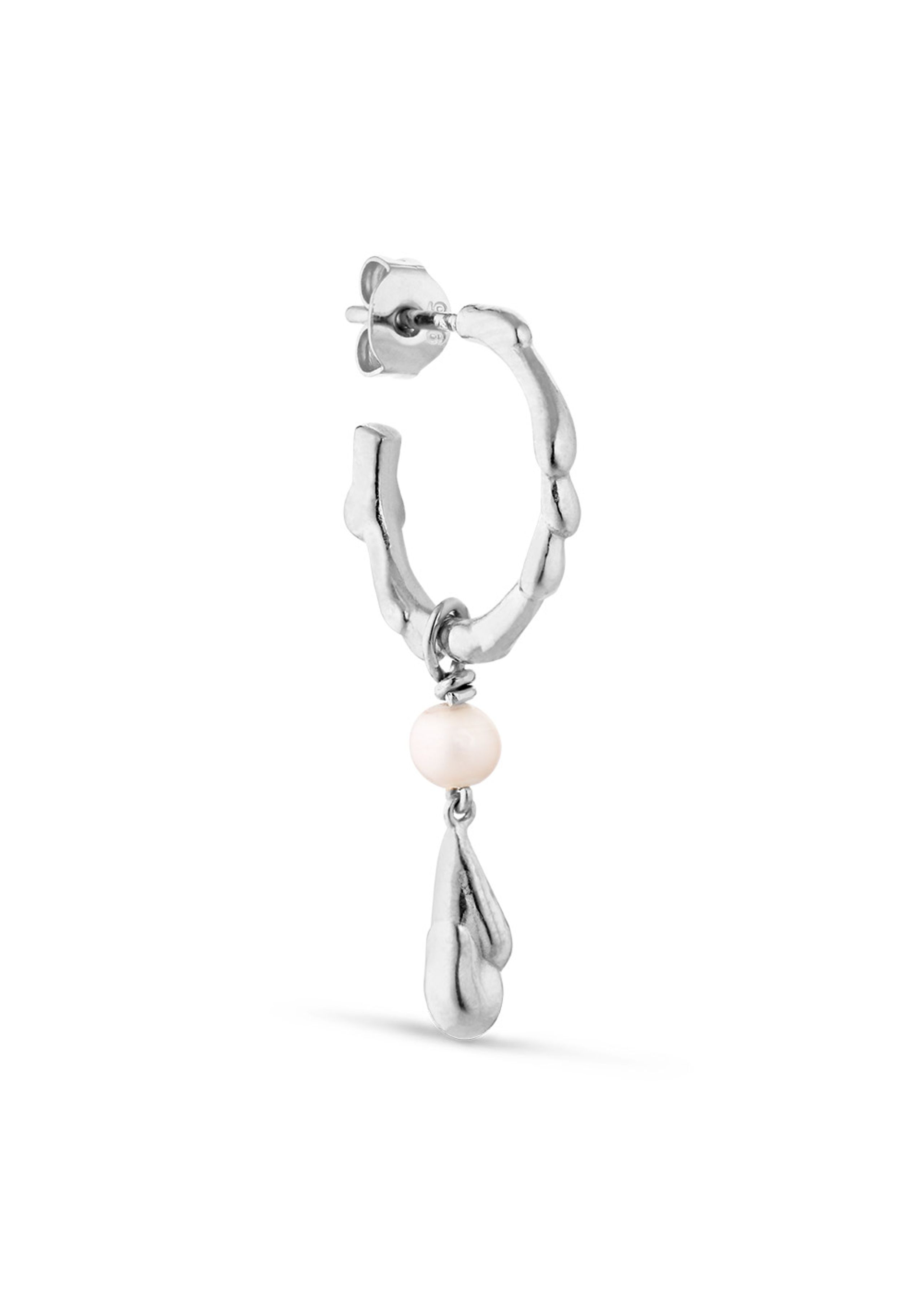 Jane Kønig - Brinco - Drippy Hoop with Pearl Drop - Silver