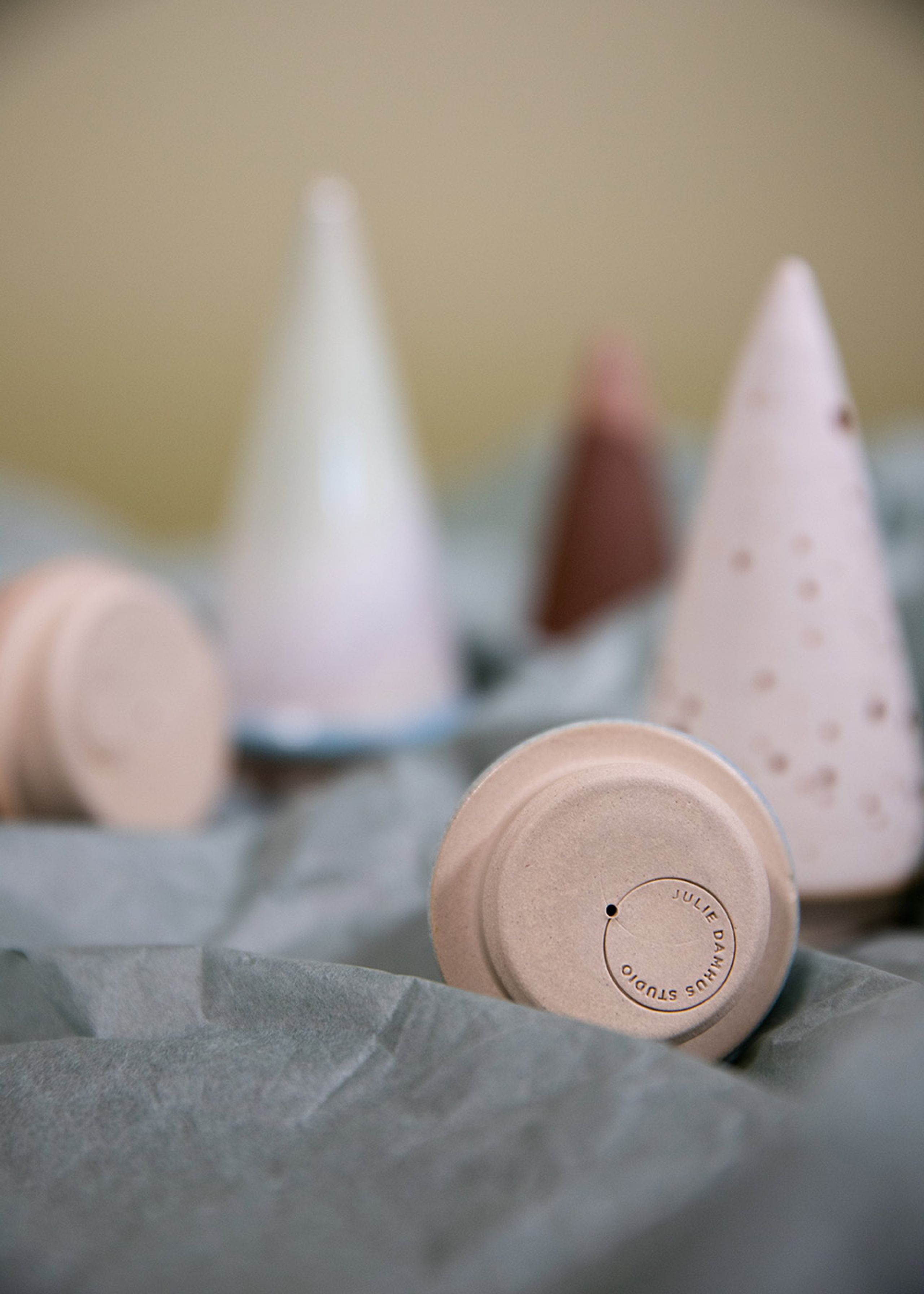 Julie Damhus - Julepynt - Keramik juletræ - Flat White