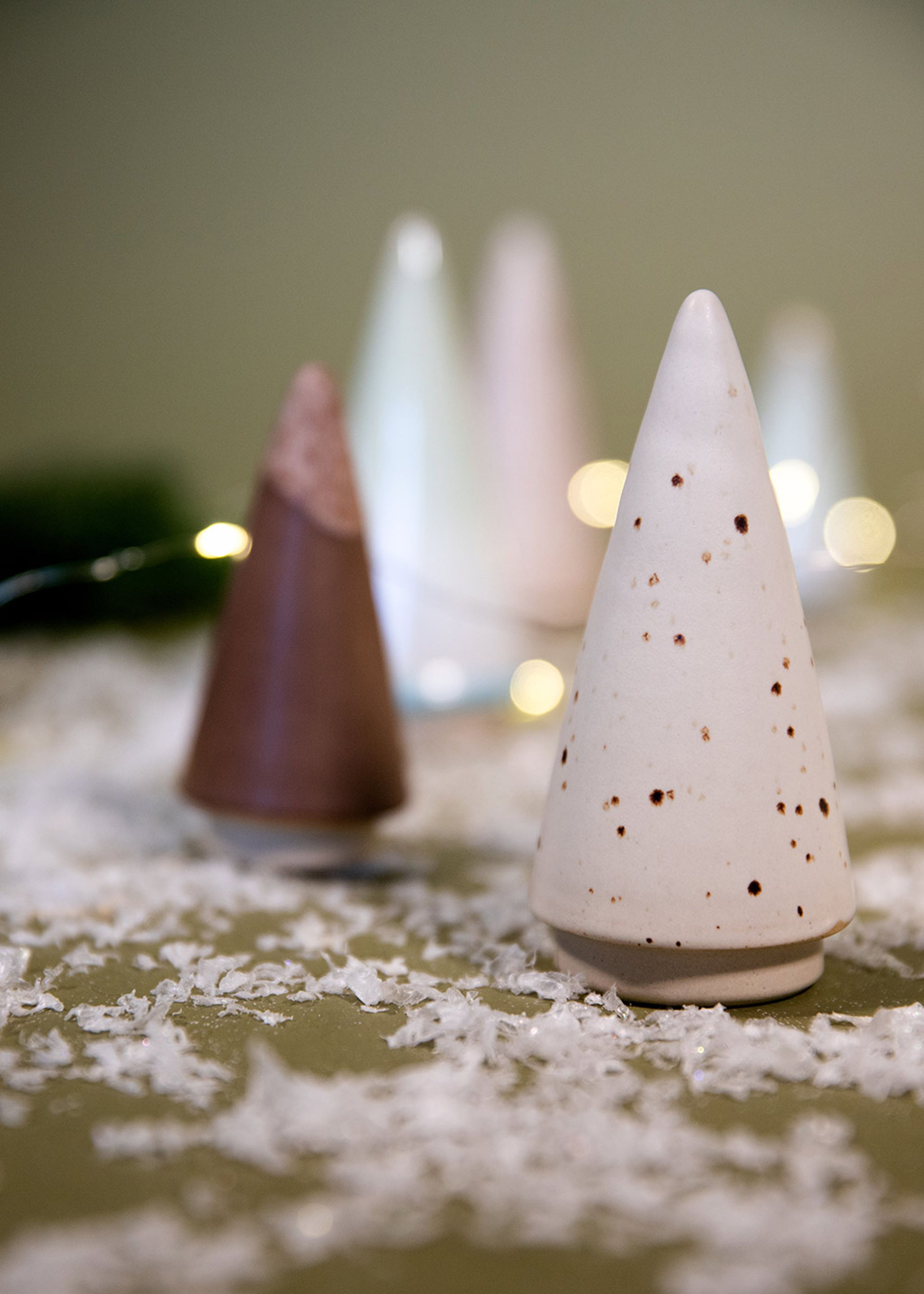 Julie Damhus - Julepynt - Keramik juletræ - Flat White