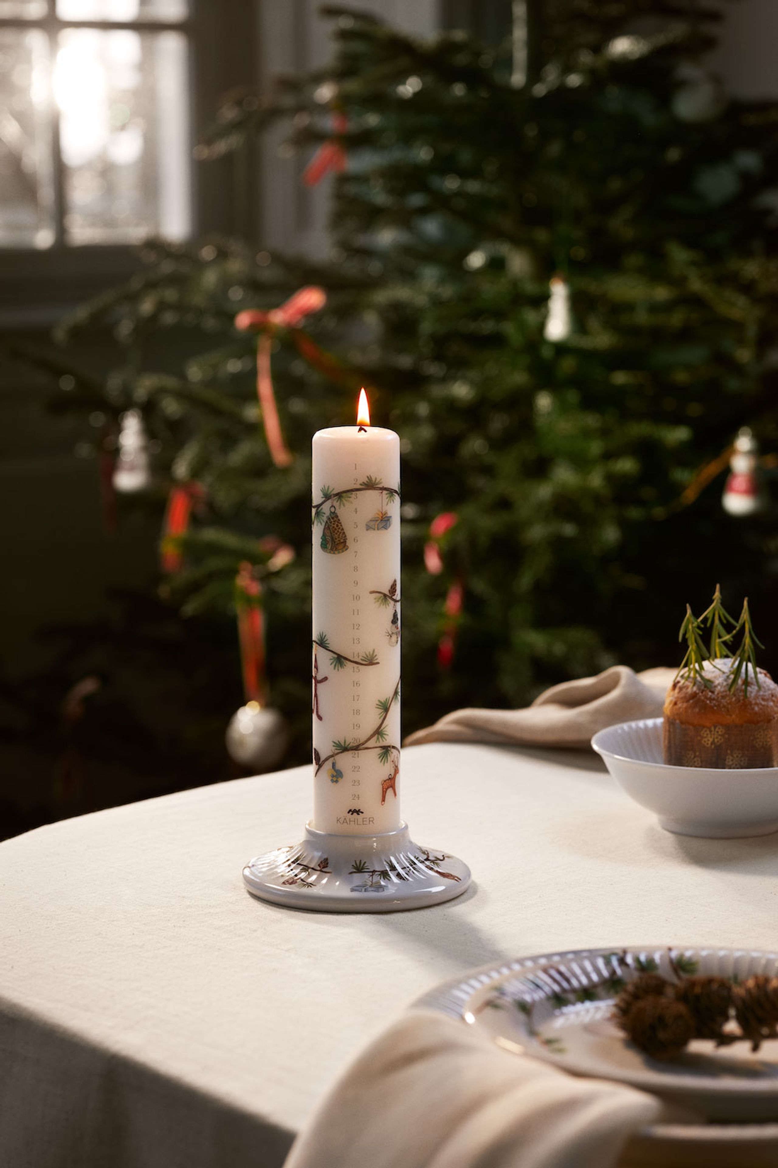 Kähler - Kalendár sviečok - Hammershøi Christmas Candle 2024 - White w. deco