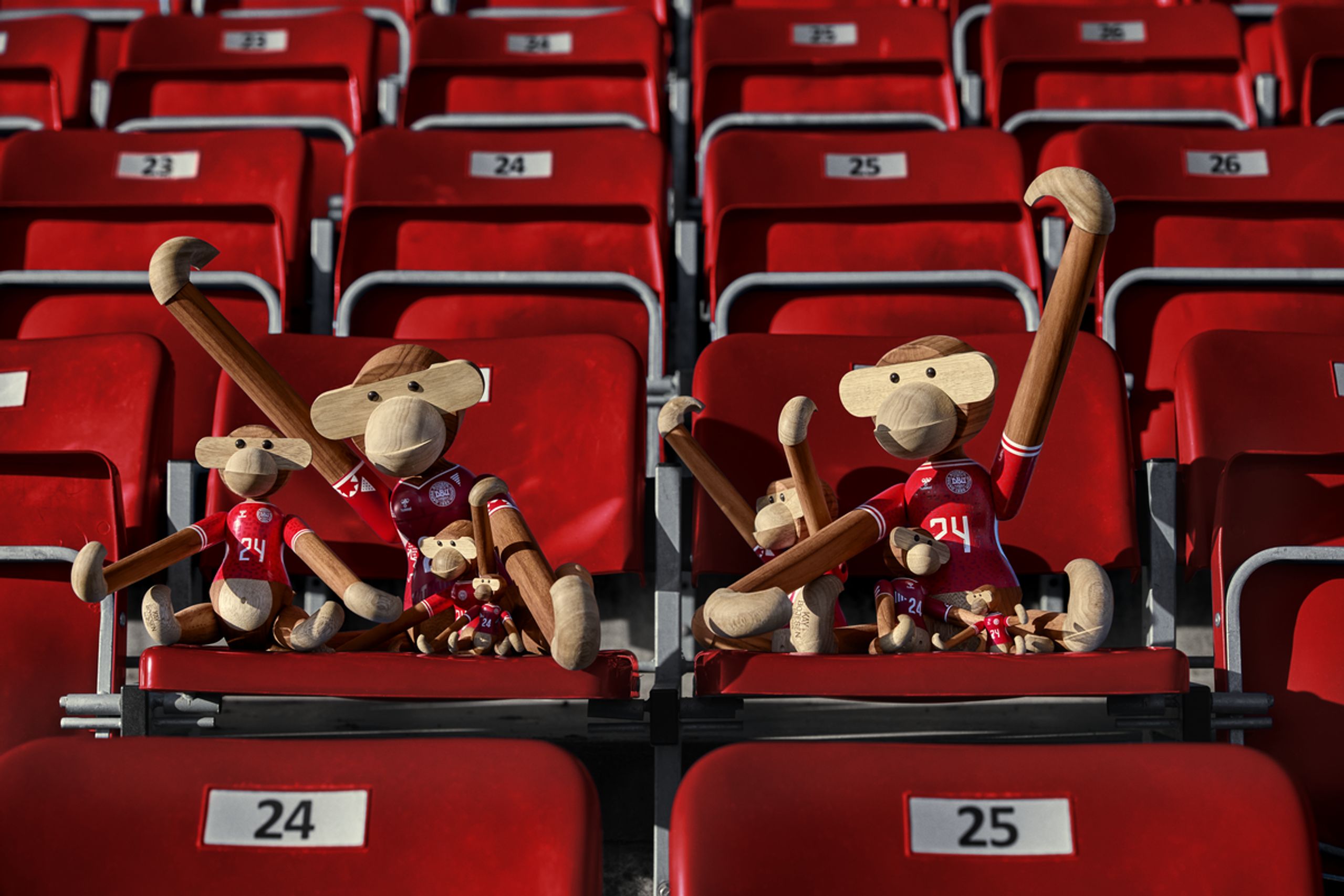 Kay Bojesen Denmark - Obrázek - Monkey x DBU - Men's 2024 large teak/limba