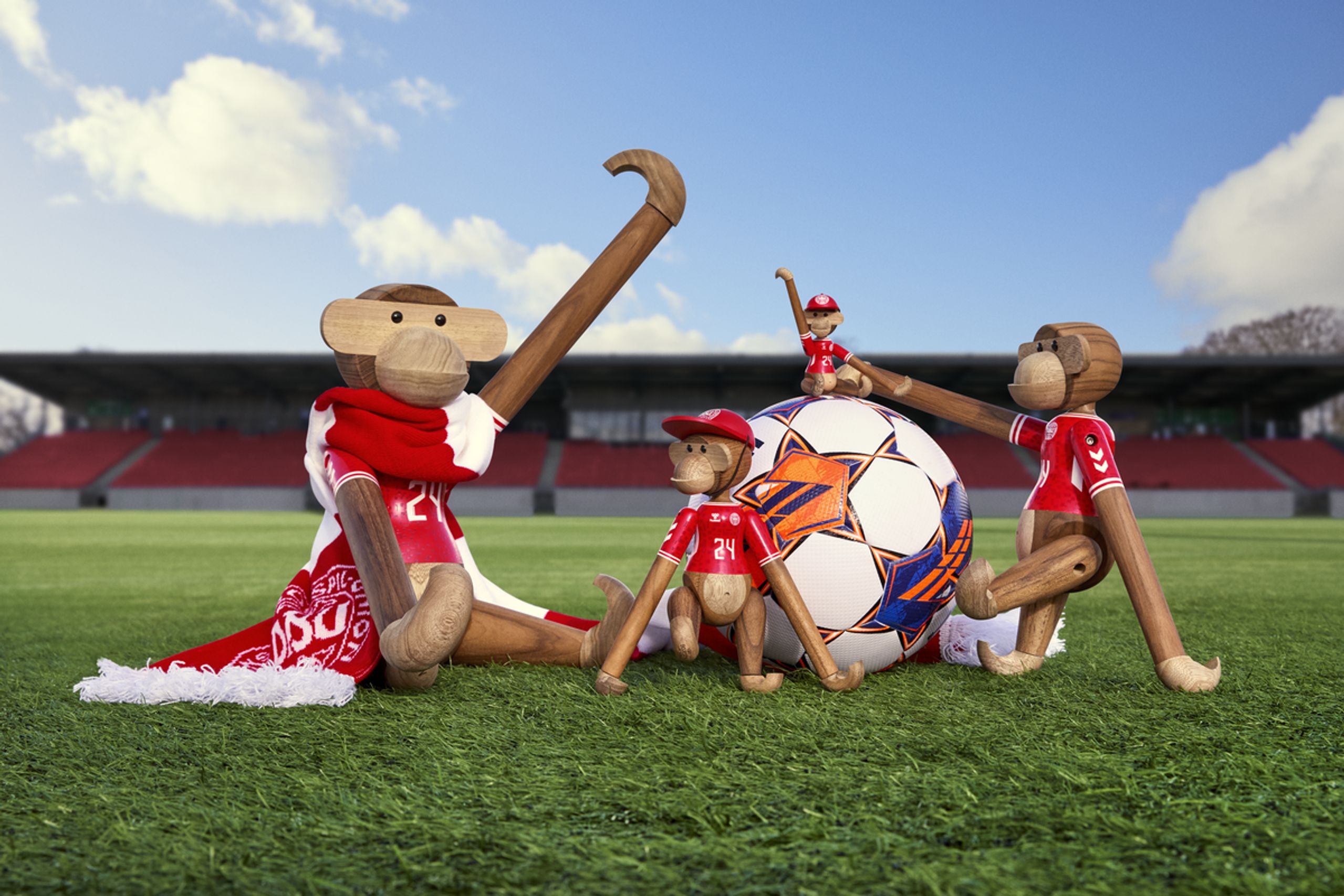 Kay Bojesen Denmark - Figuur - Monkey x DBU - Woman 2024 small teak/limba