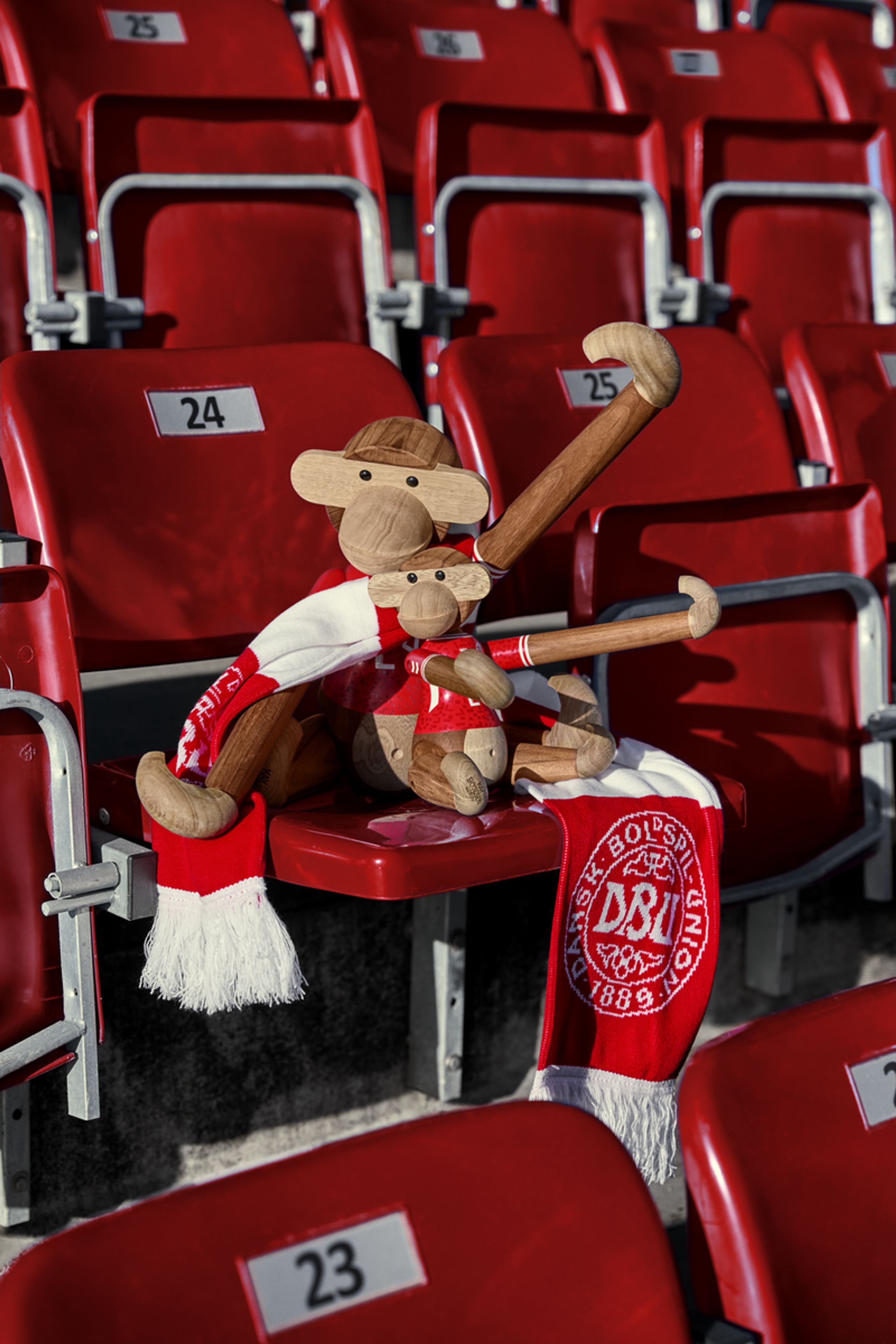 Kay Bojesen Denmark - Figuur - Monkey x DBU - Woman 2024 small teak/limba