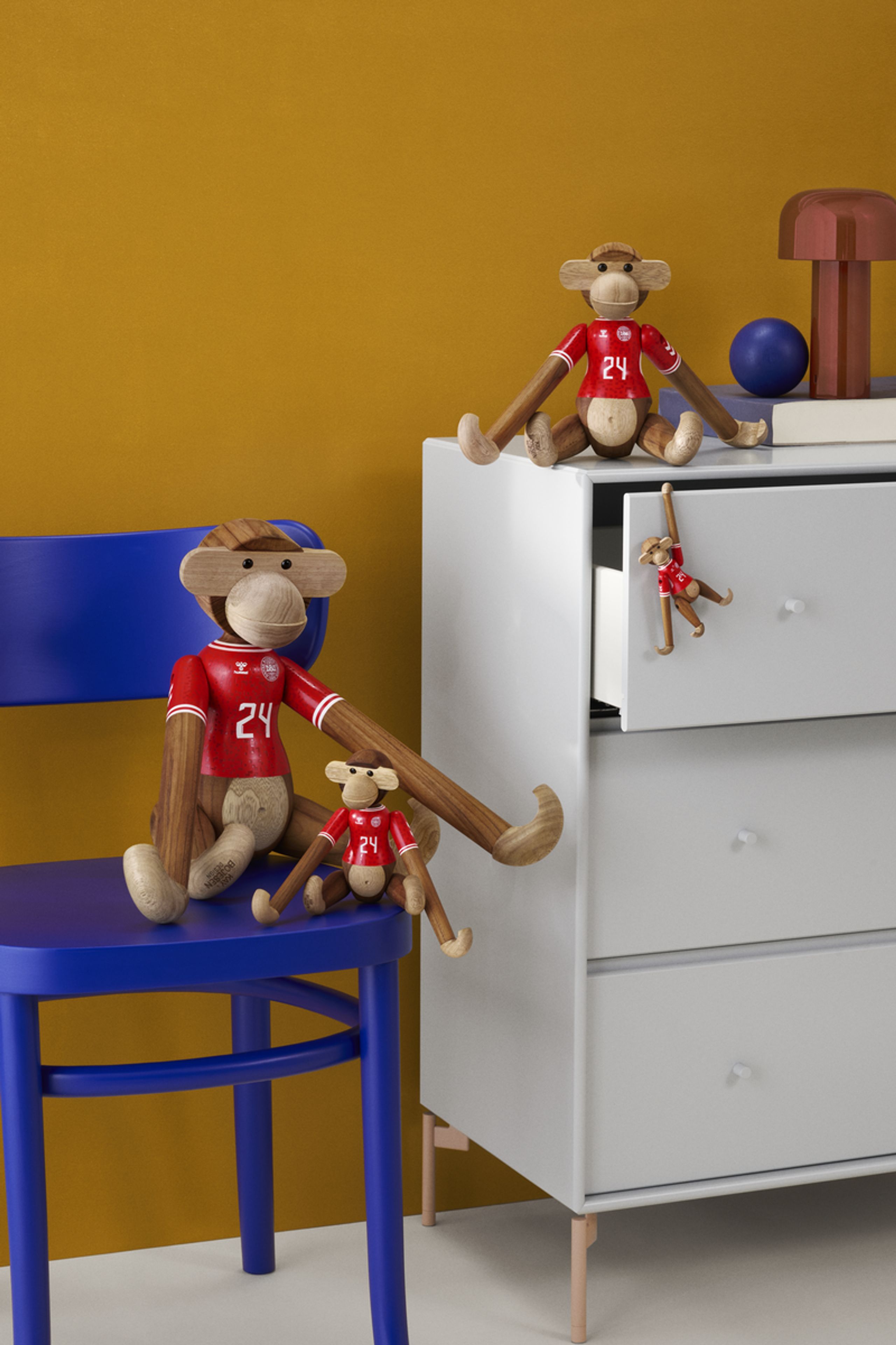 Kay Bojesen Denmark - Figuur - Monkey x DBU - Woman 2024 small teak/limba